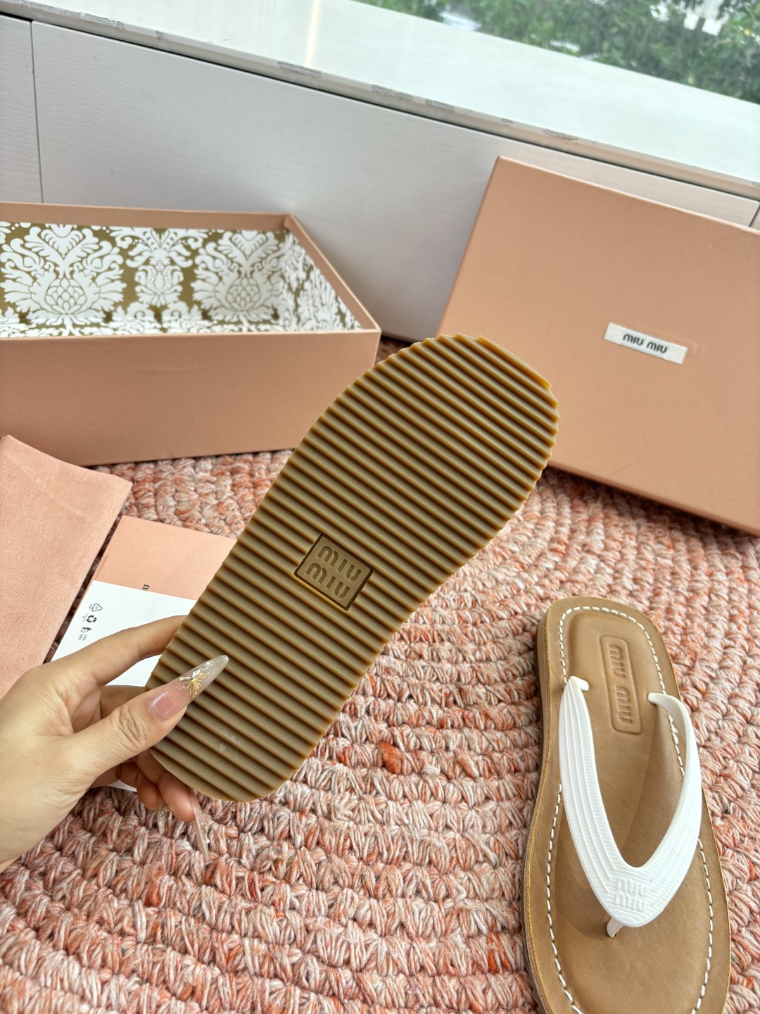 🌾G009 Miu 26ss 春夏季走秀款 夹趾凉鞋 最新款 夹趾徽标女士夏季拖鞋 ，全胎牛皮 材质 ，