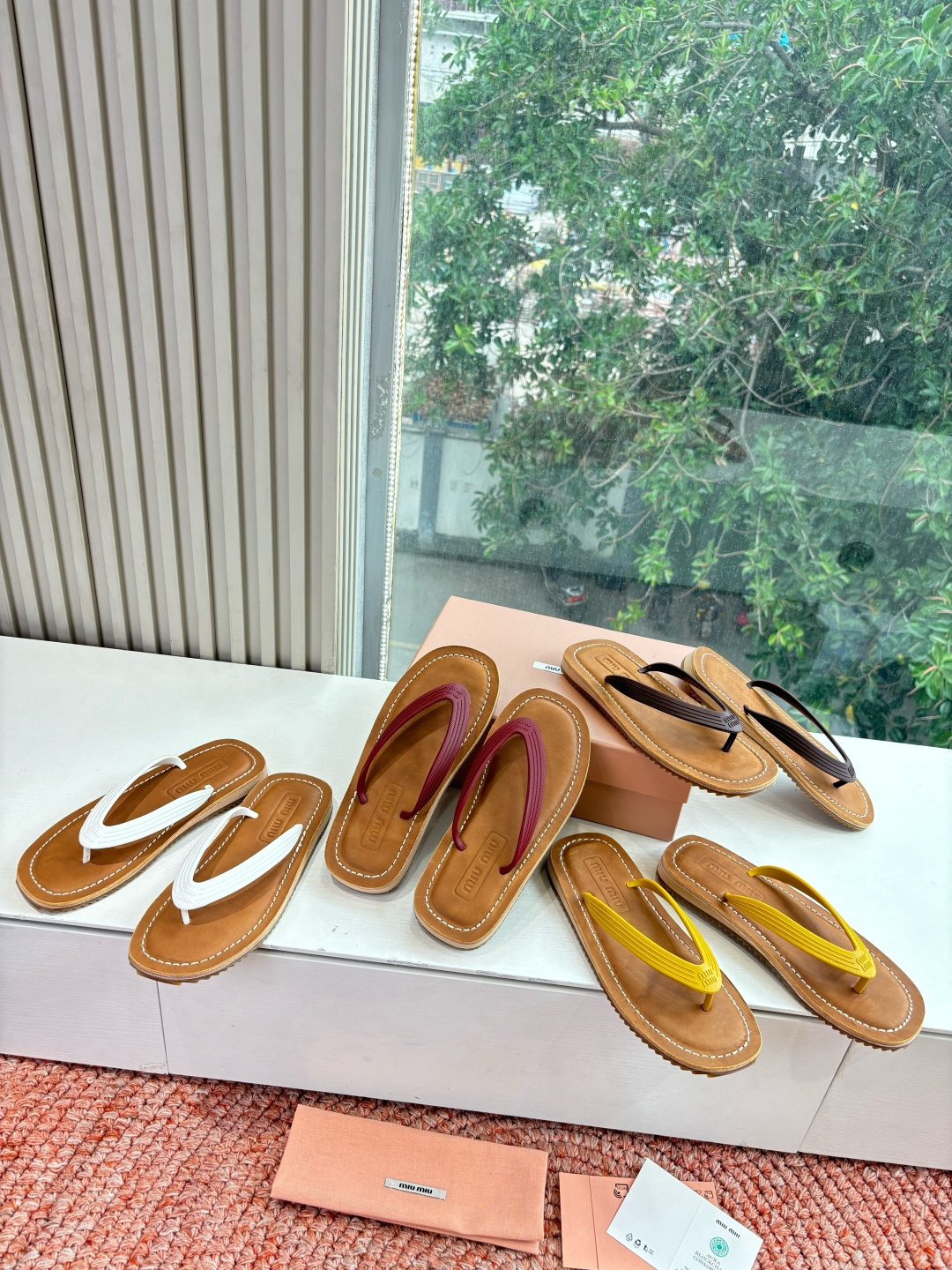 🌾G009 Miu 26ss 春夏季走秀款 夹趾凉鞋 最新款 夹趾徽标女士夏季拖鞋 ，全胎牛皮 材质 ，