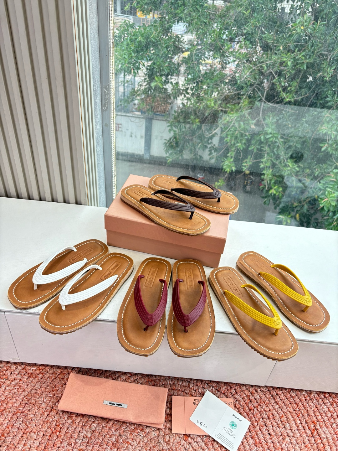 🌾G009 Miu 26ss 春夏季走秀款 夹趾凉鞋 最新款 夹趾徽标女士夏季拖鞋 ，全胎牛皮 材质 ，