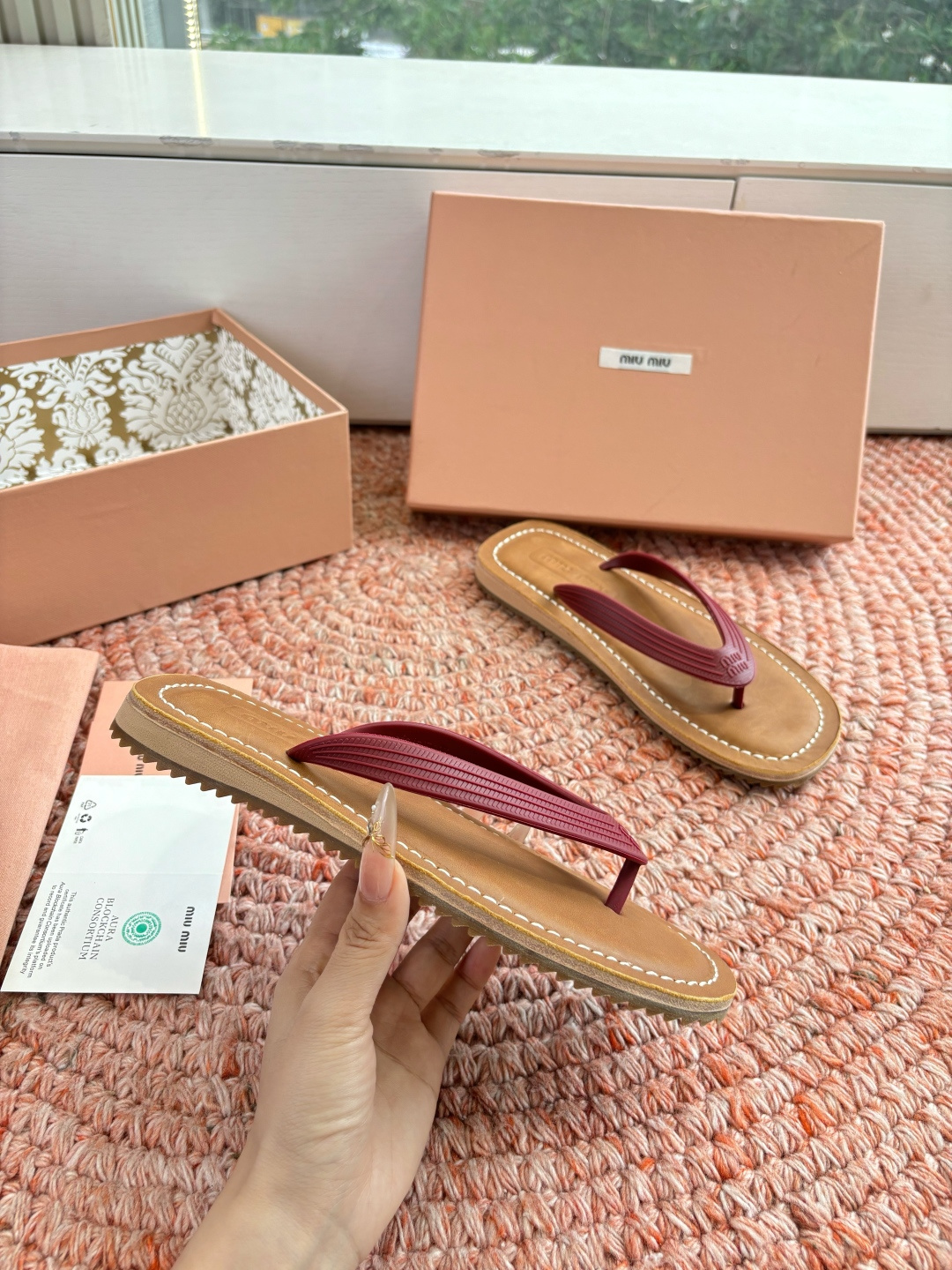 🌾G009 Miu 26ss 春夏季走秀款 夹趾凉鞋 最新款 夹趾徽标女士夏季拖鞋 ，全胎牛皮 材质 ，