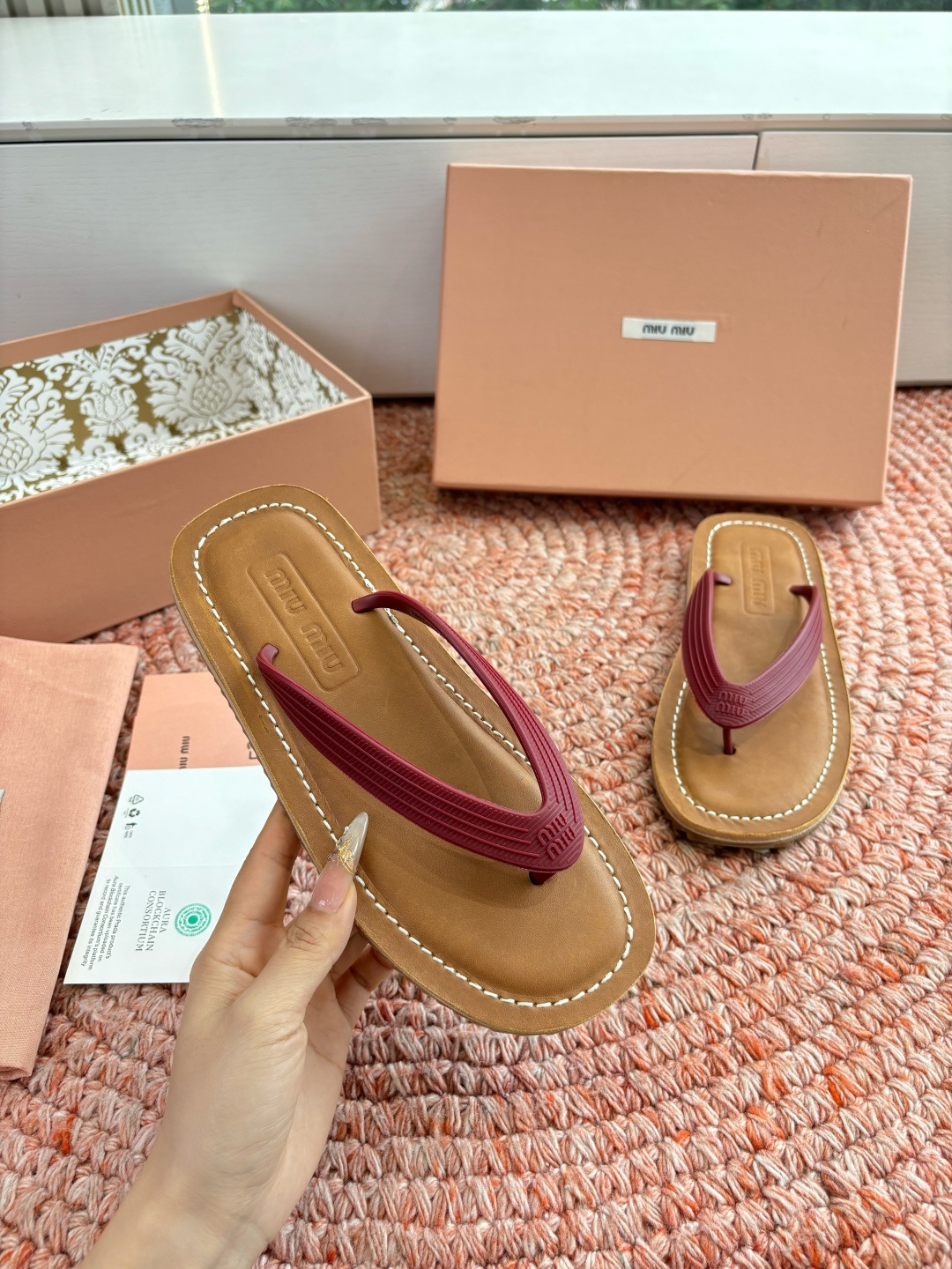 🌾G009 Miu 26ss 春夏季走秀款 夹趾凉鞋 最新款 夹趾徽标女士夏季拖鞋 ，全胎牛皮 材质 ，