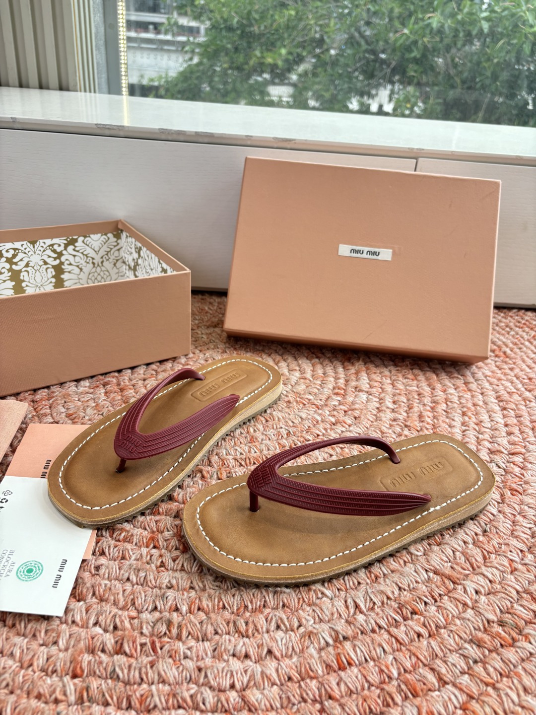 🌾G009 Miu 26ss 春夏季走秀款 夹趾凉鞋 最新款 夹趾徽标女士夏季拖鞋 ，全胎牛皮 材质 ，
