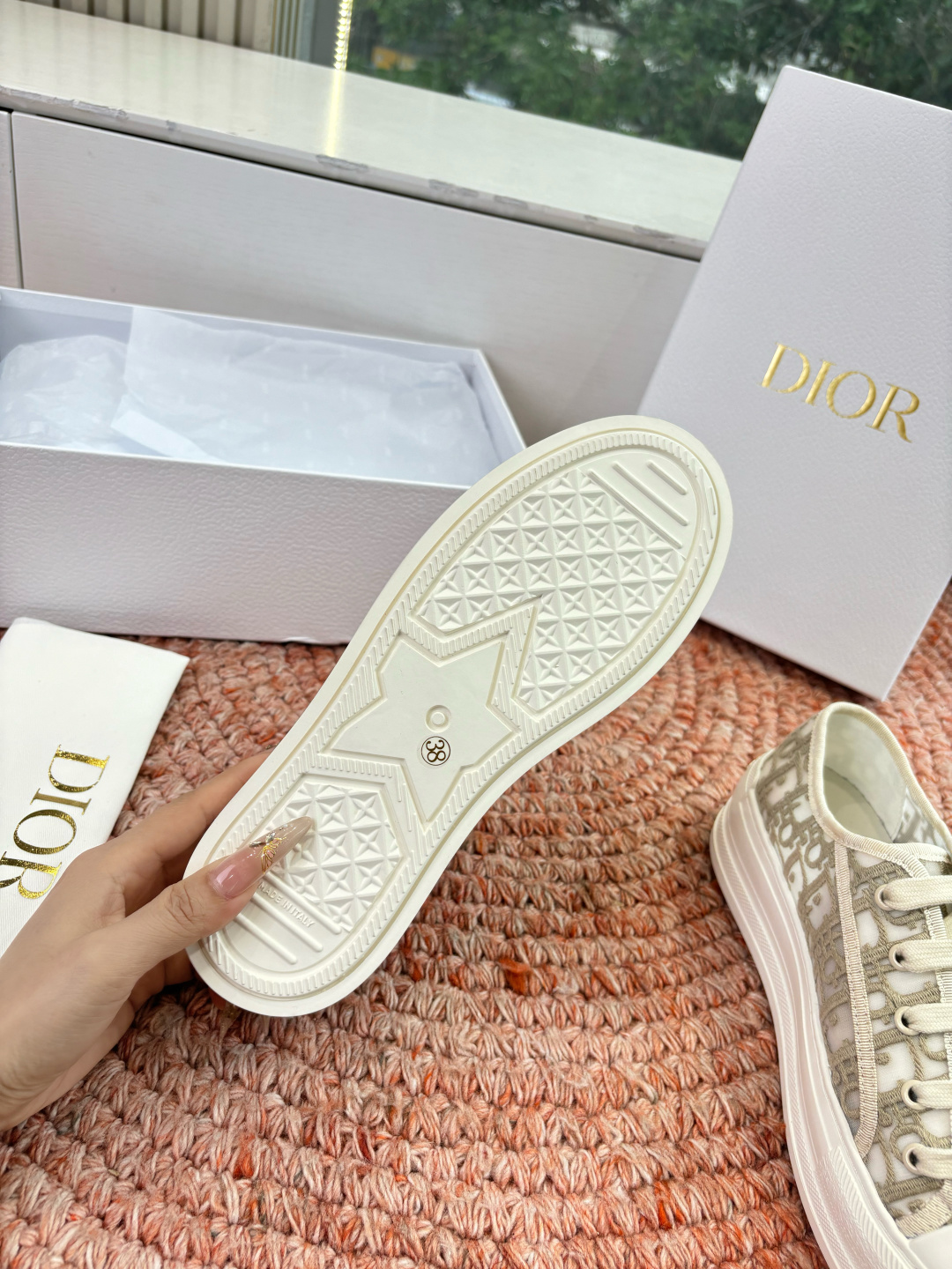 🌾代购级G0133C'est Dior 迪奥 新色休闲运动鞋‘以牛皮革刺绣五角星设计轻盈透气。侧边的CD