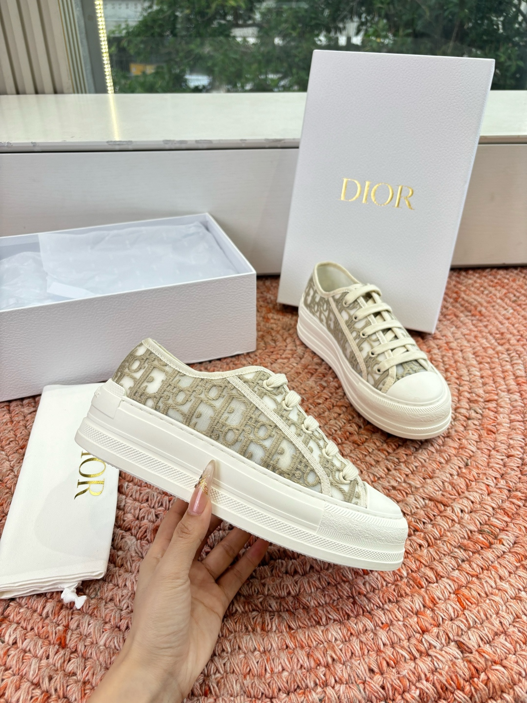 🌾代购级G0133C'est Dior 迪奥 新色休闲运动鞋‘以牛皮革刺绣五角星设计轻盈透气。侧边的CD