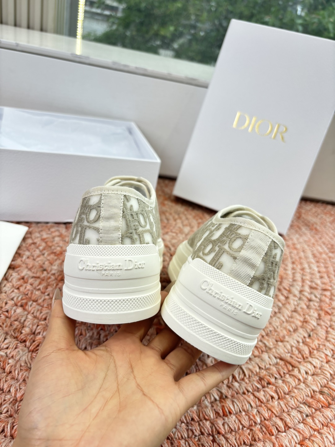 🌾代购级G0133C'est Dior 迪奥 新色休闲运动鞋‘以牛皮革刺绣五角星设计轻盈透气。侧边的CD