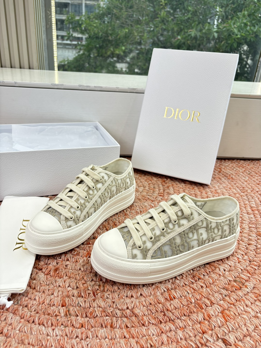 🌾代购级G0133C'est Dior 迪奥 新色休闲运动鞋‘以牛皮革刺绣五角星设计轻盈透气。侧边的CD