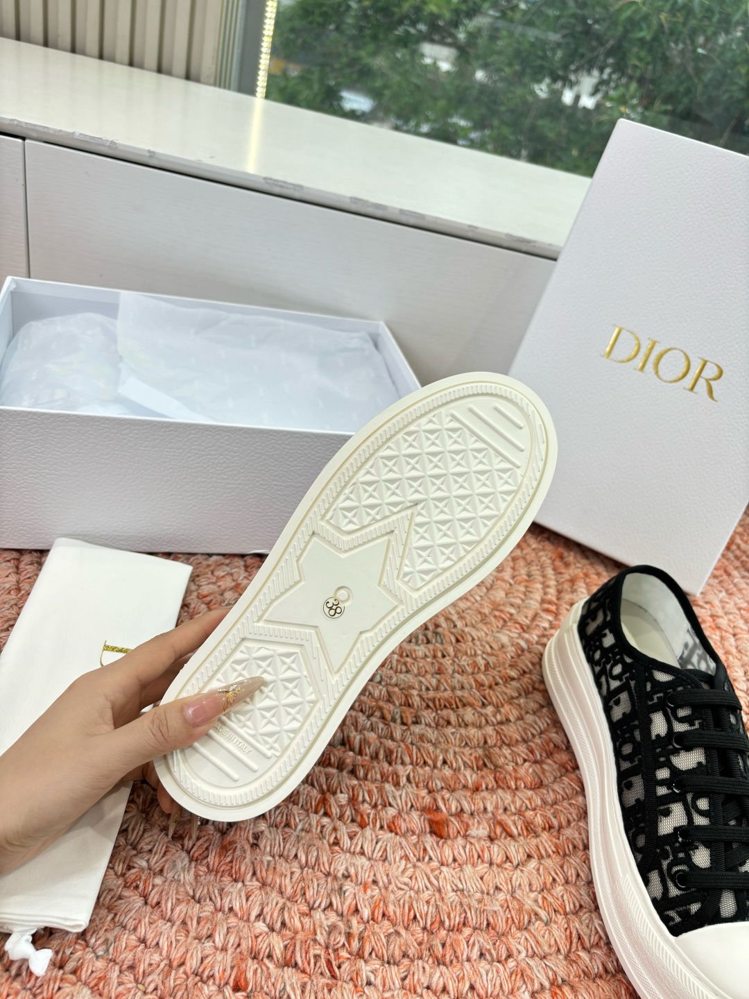 🌾代购级G0133C'est Dior 迪奥 新色休闲运动鞋‘以牛皮革刺绣五角星设计轻盈透气。侧边的CD