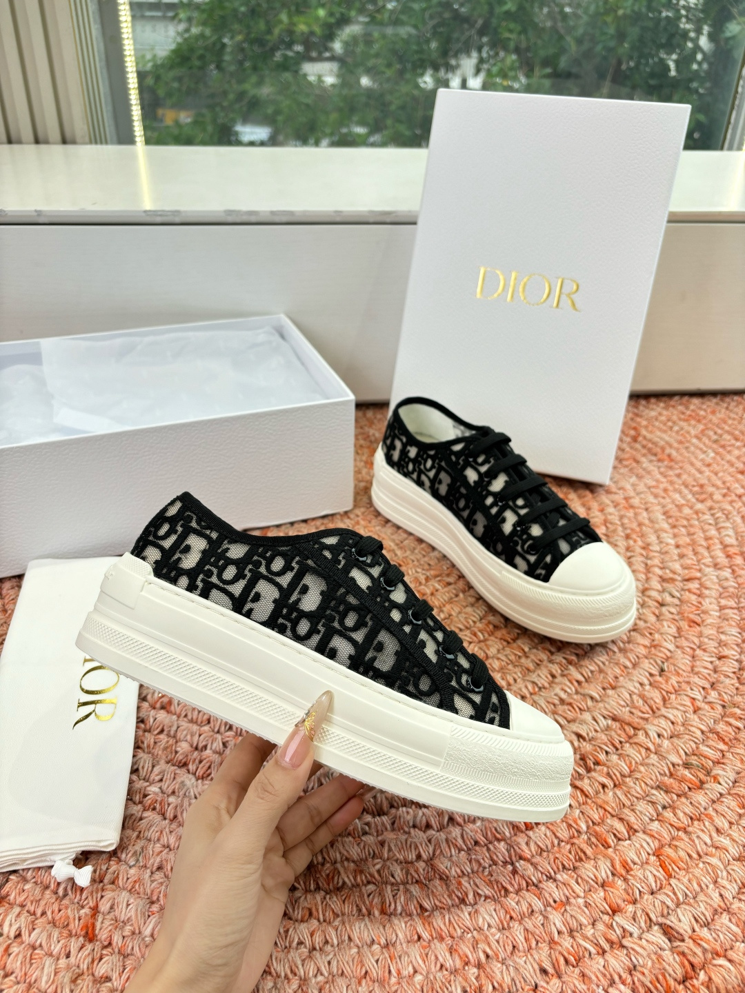 🌾代购级G0133C'est Dior 迪奥 新色休闲运动鞋‘以牛皮革刺绣五角星设计轻盈透气。侧边的CD