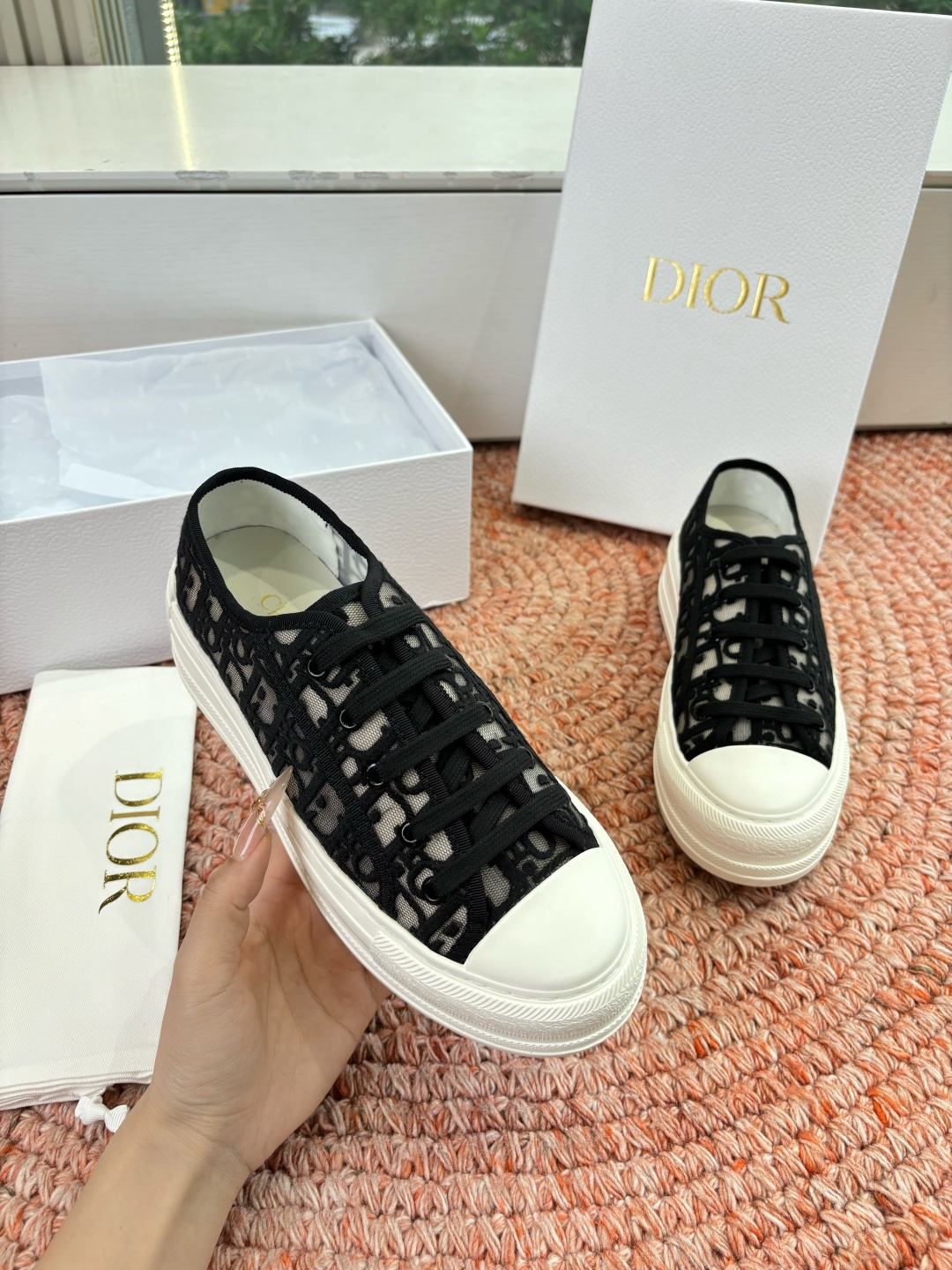 🌾代购级G0133C'est Dior 迪奥 新色休闲运动鞋‘以牛皮革刺绣五角星设计轻盈透气。侧边的CD