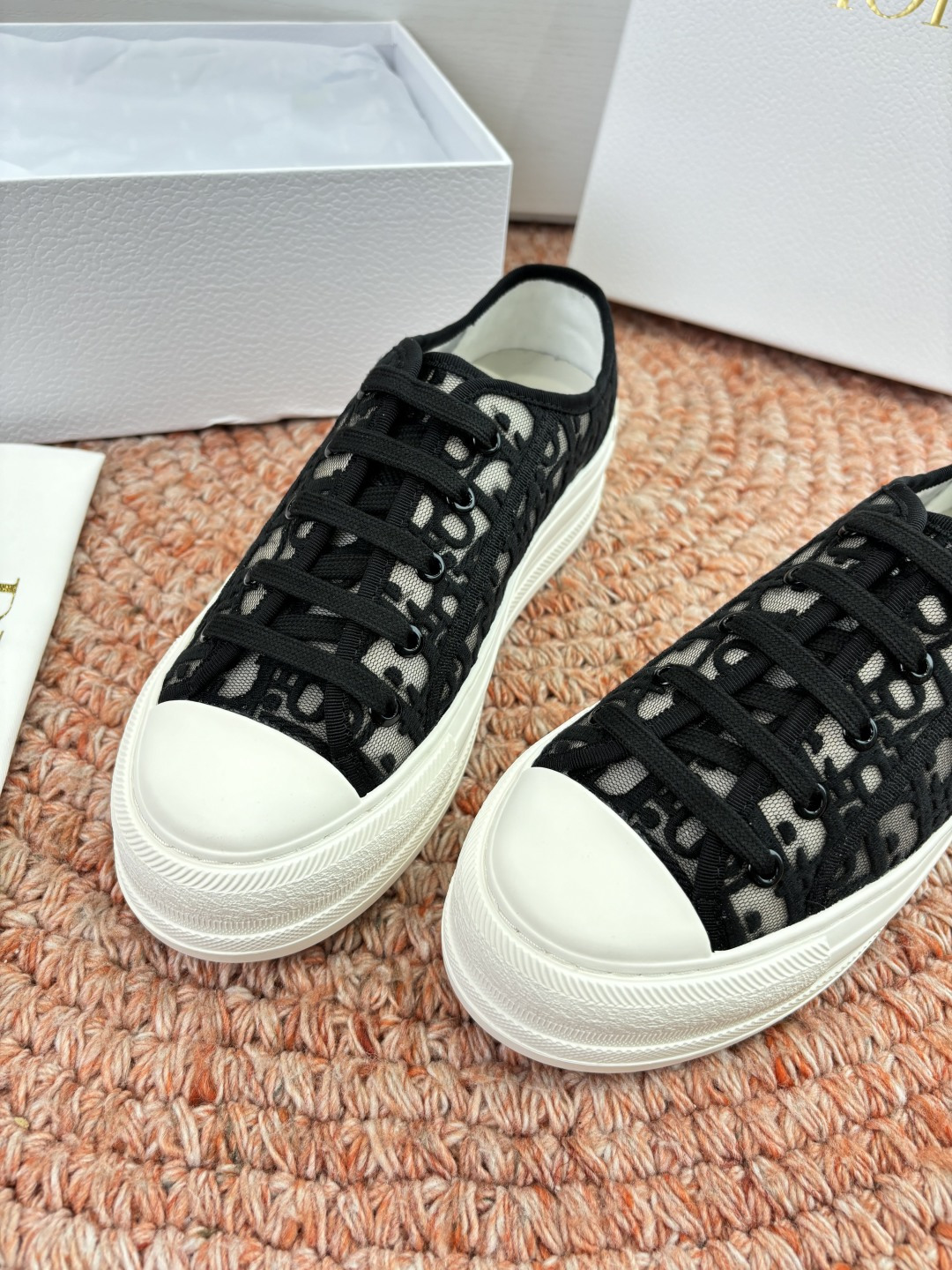 🌾代购级G0133C'est Dior 迪奥 新色休闲运动鞋‘以牛皮革刺绣五角星设计轻盈透气。侧边的CD