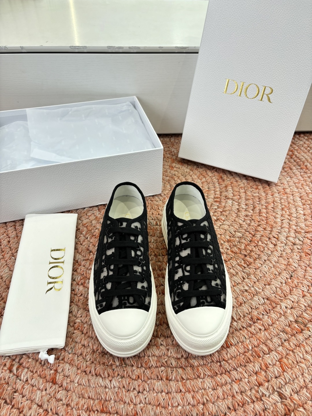 🌾代购级G0133C'est Dior 迪奥 新色休闲运动鞋‘以牛皮革刺绣五角星设计轻盈透气。侧边的CD