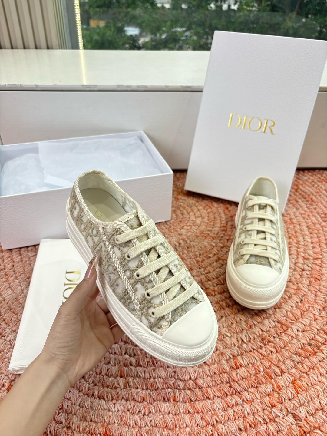 🌾代购级G0133C'est Dior 迪奥 新色休闲运动鞋‘以牛皮革刺绣五角星设计轻盈透气。侧边的CD