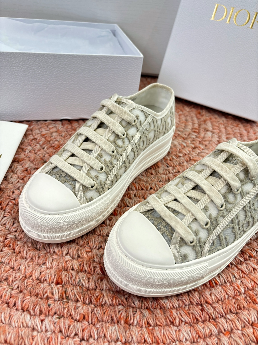 🌾代购级G0133C'est Dior 迪奥 新色休闲运动鞋‘以牛皮革刺绣五角星设计轻盈透气。侧边的CD