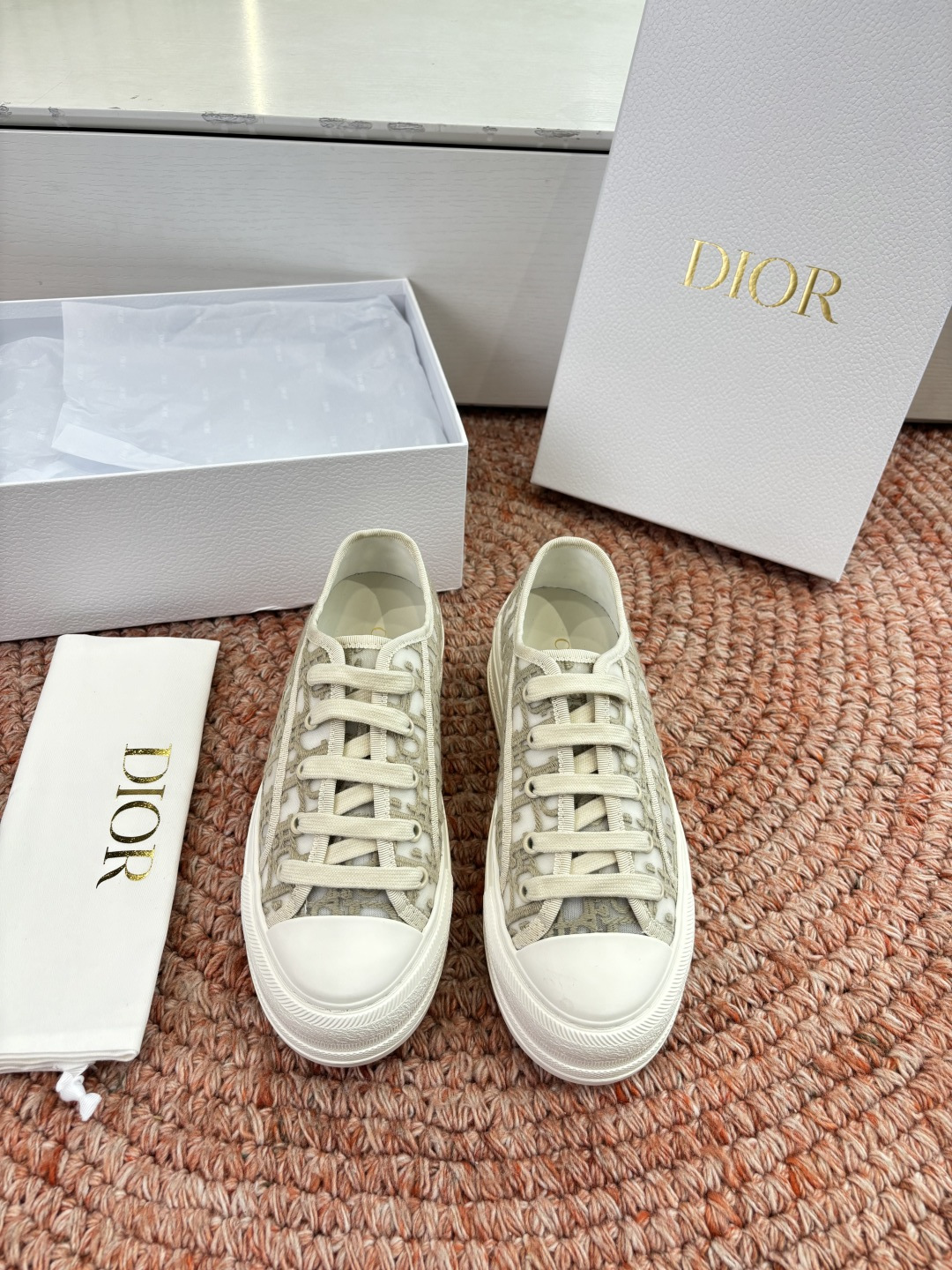 🌾代购级G0133C'est Dior 迪奥 新色休闲运动鞋‘以牛皮革刺绣五角星设计轻盈透气。侧边的CD