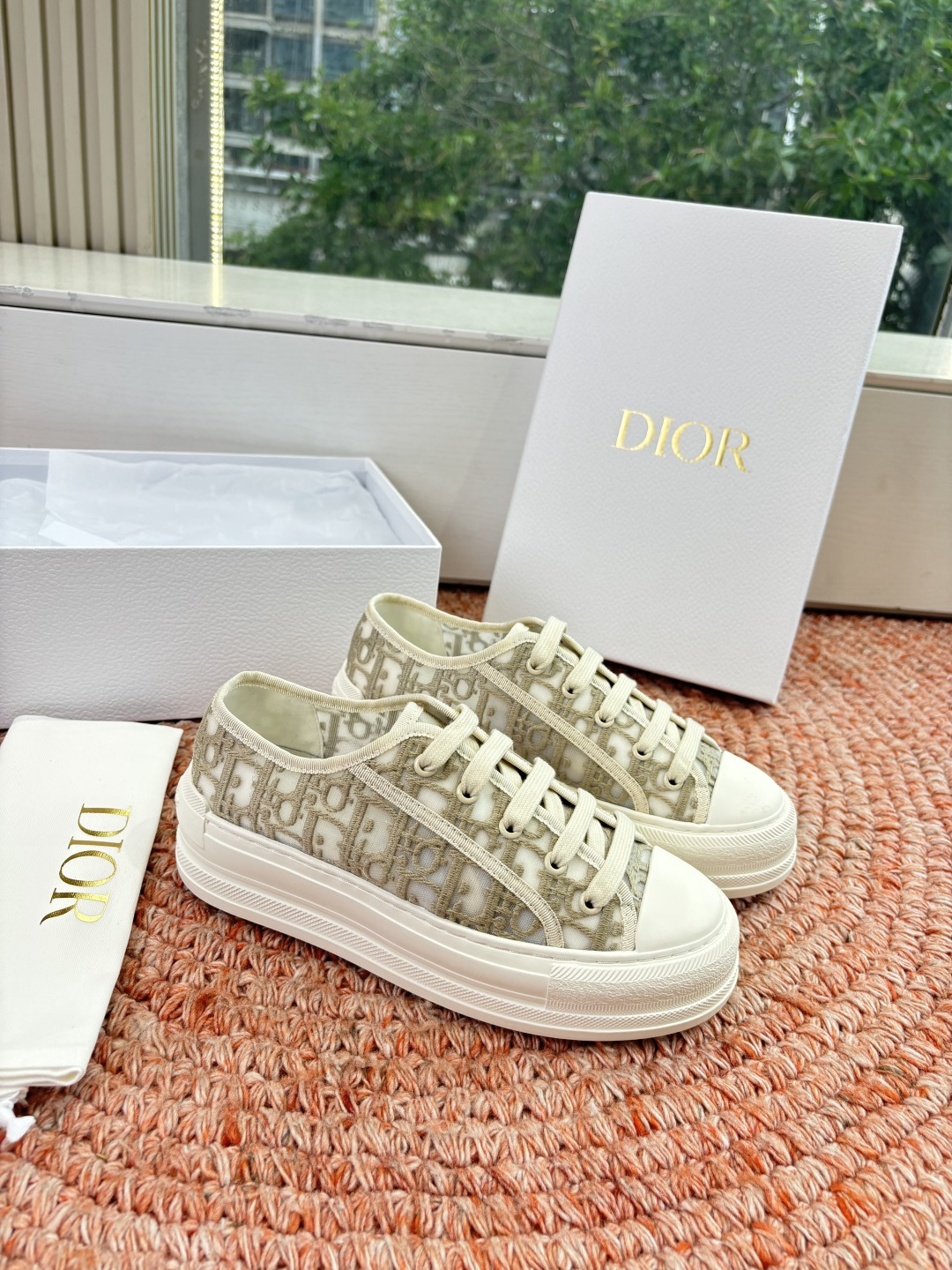 🌾代购级G0133C'est Dior 迪奥 新色休闲运动鞋‘以牛皮革刺绣五角星设计轻盈透气。侧边的CD