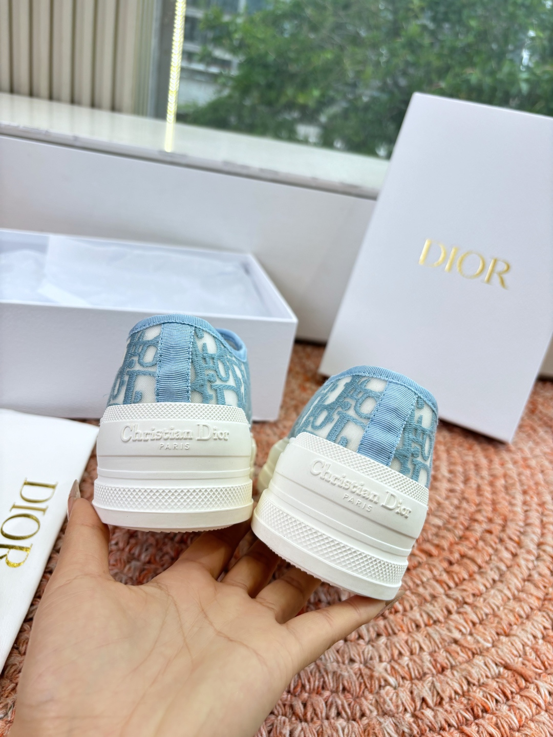 🌾代购级G0133C'est Dior 迪奥 新色休闲运动鞋‘以牛皮革刺绣五角星设计轻盈透气。侧边的CD