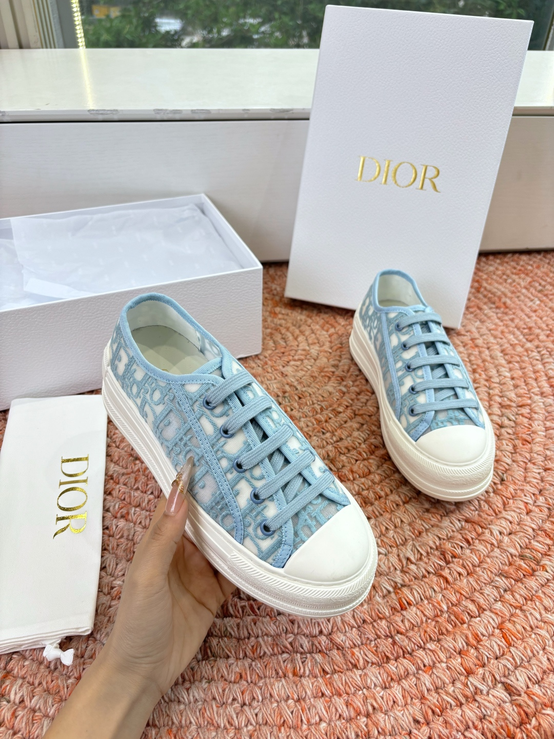 🌾代购级G0133C'est Dior 迪奥 新色休闲运动鞋‘以牛皮革刺绣五角星设计轻盈透气。侧边的CD