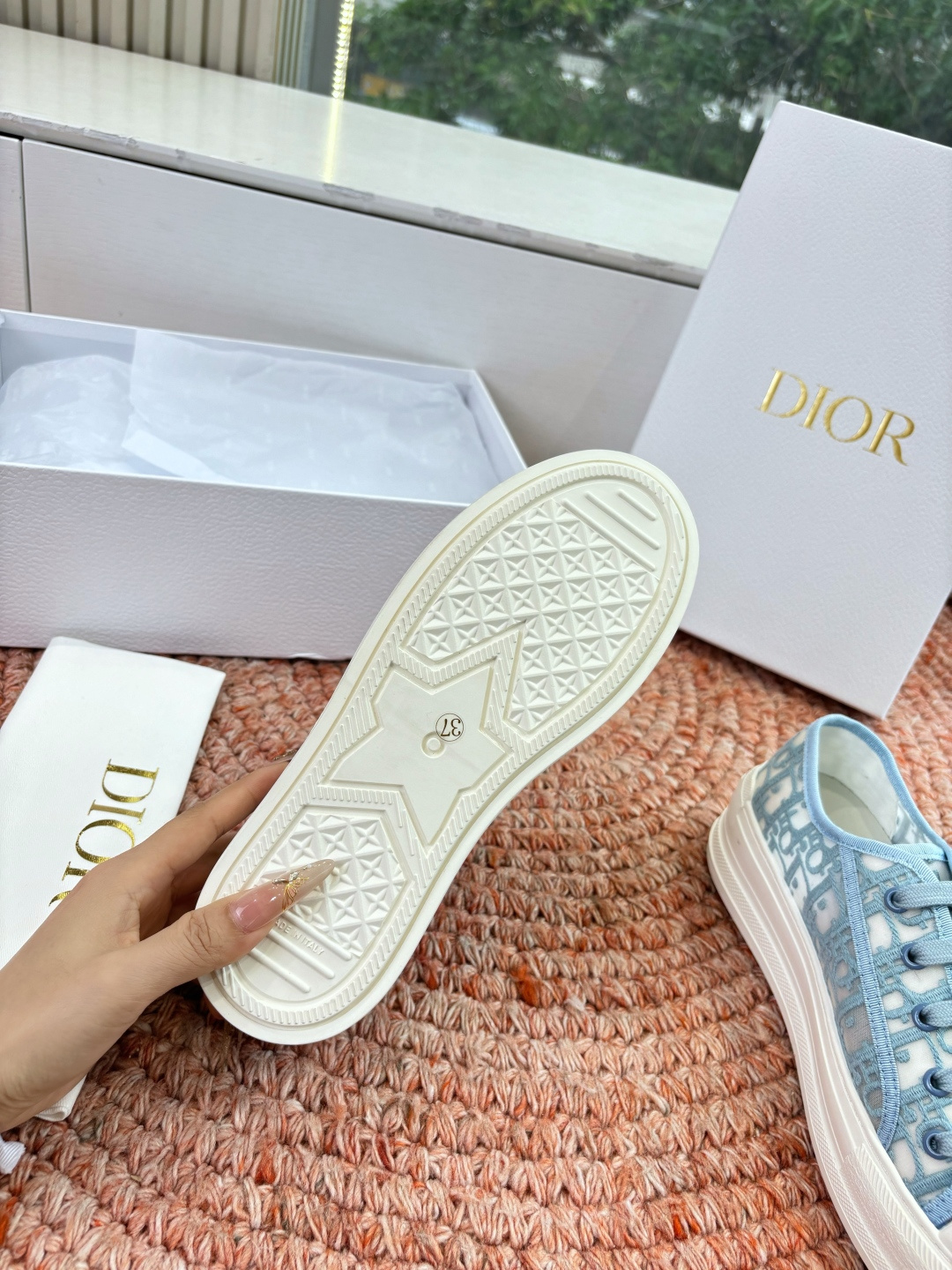 🌾代购级G0133C'est Dior 迪奥 新色休闲运动鞋‘以牛皮革刺绣五角星设计轻盈透气。侧边的CD