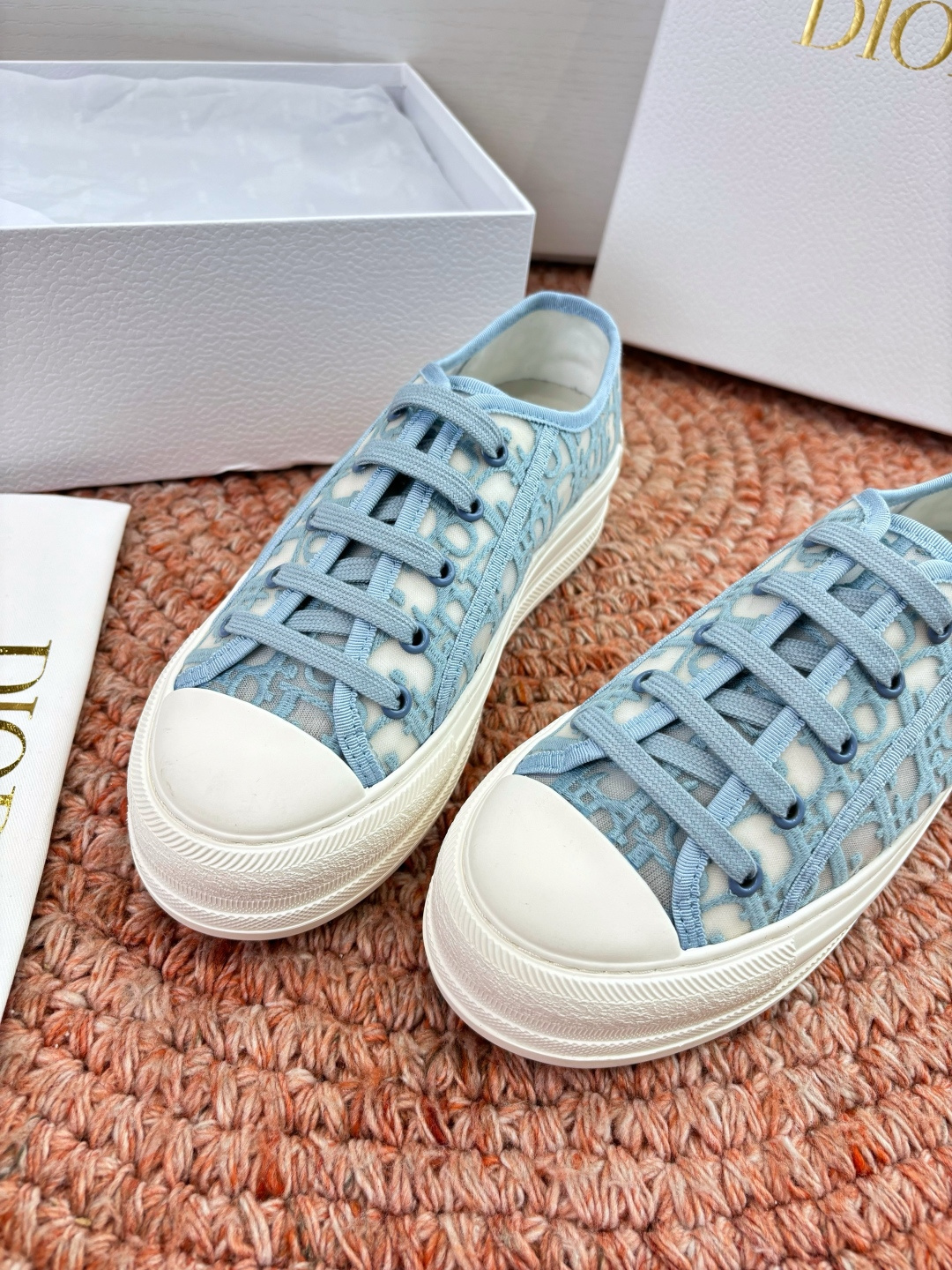 🌾代购级G0133C'est Dior 迪奥 新色休闲运动鞋‘以牛皮革刺绣五角星设计轻盈透气。侧边的CD