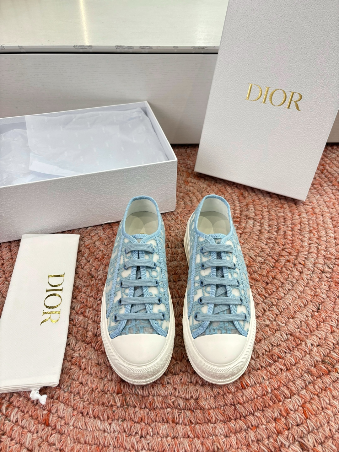 🌾代购级G0133C'est Dior 迪奥 新色休闲运动鞋‘以牛皮革刺绣五角星设计轻盈透气。侧边的CD