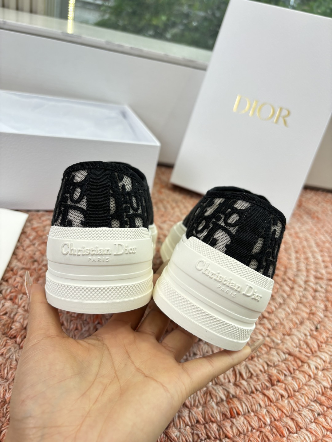 🌾代购级G0133C'est Dior 迪奥 新色休闲运动鞋‘以牛皮革刺绣五角星设计轻盈透气。侧边的CD