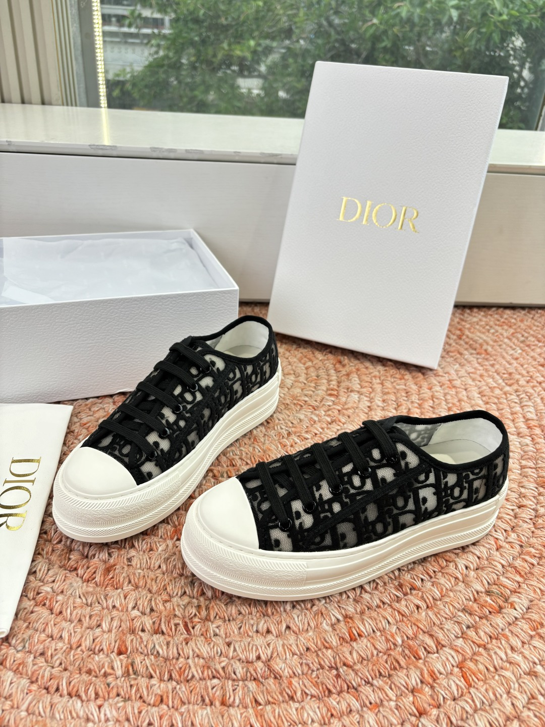 🌾代购级G0133C'est Dior 迪奥 新色休闲运动鞋‘以牛皮革刺绣五角星设计轻盈透气。侧边的CD