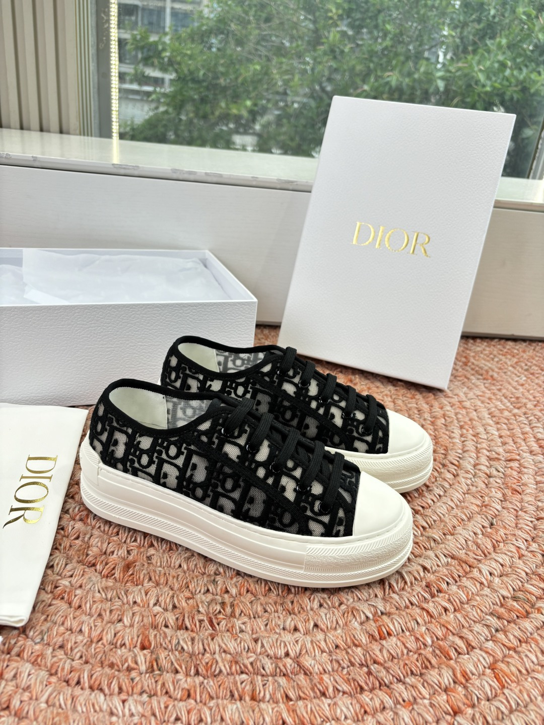 🌾代购级G0133C'est Dior 迪奥 新色休闲运动鞋‘以牛皮革刺绣五角星设计轻盈透气。侧边的CD