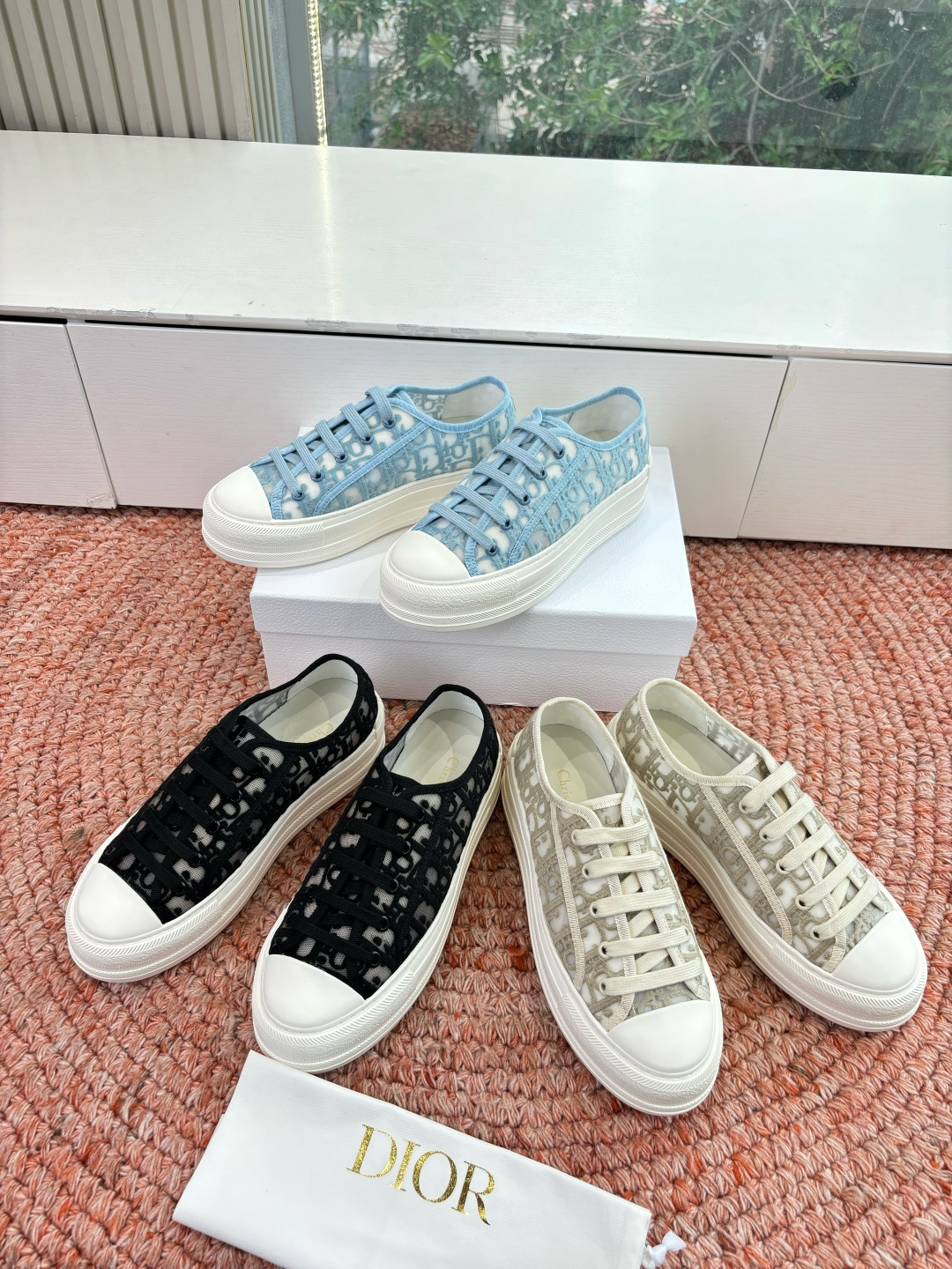 🌾代购级G0133C'est Dior 迪奥 新色休闲运动鞋‘以牛皮革刺绣五角星设计轻盈透气。侧边的CD