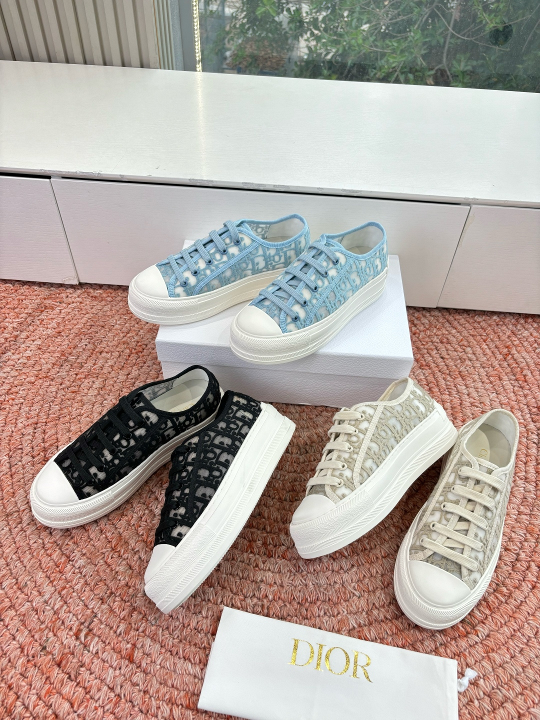 🌾代购级G0133C'est Dior 迪奥 新色休闲运动鞋‘以牛皮革刺绣五角星设计轻盈透气。侧边的CD