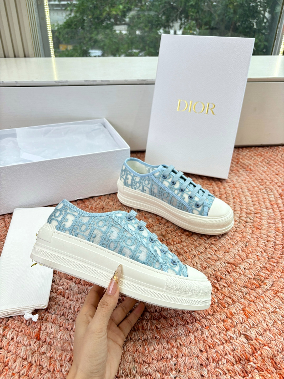 🌾代购级G0133C'est Dior 迪奥 新色休闲运动鞋‘以牛皮革刺绣五角星设计轻盈透气。侧边的CD