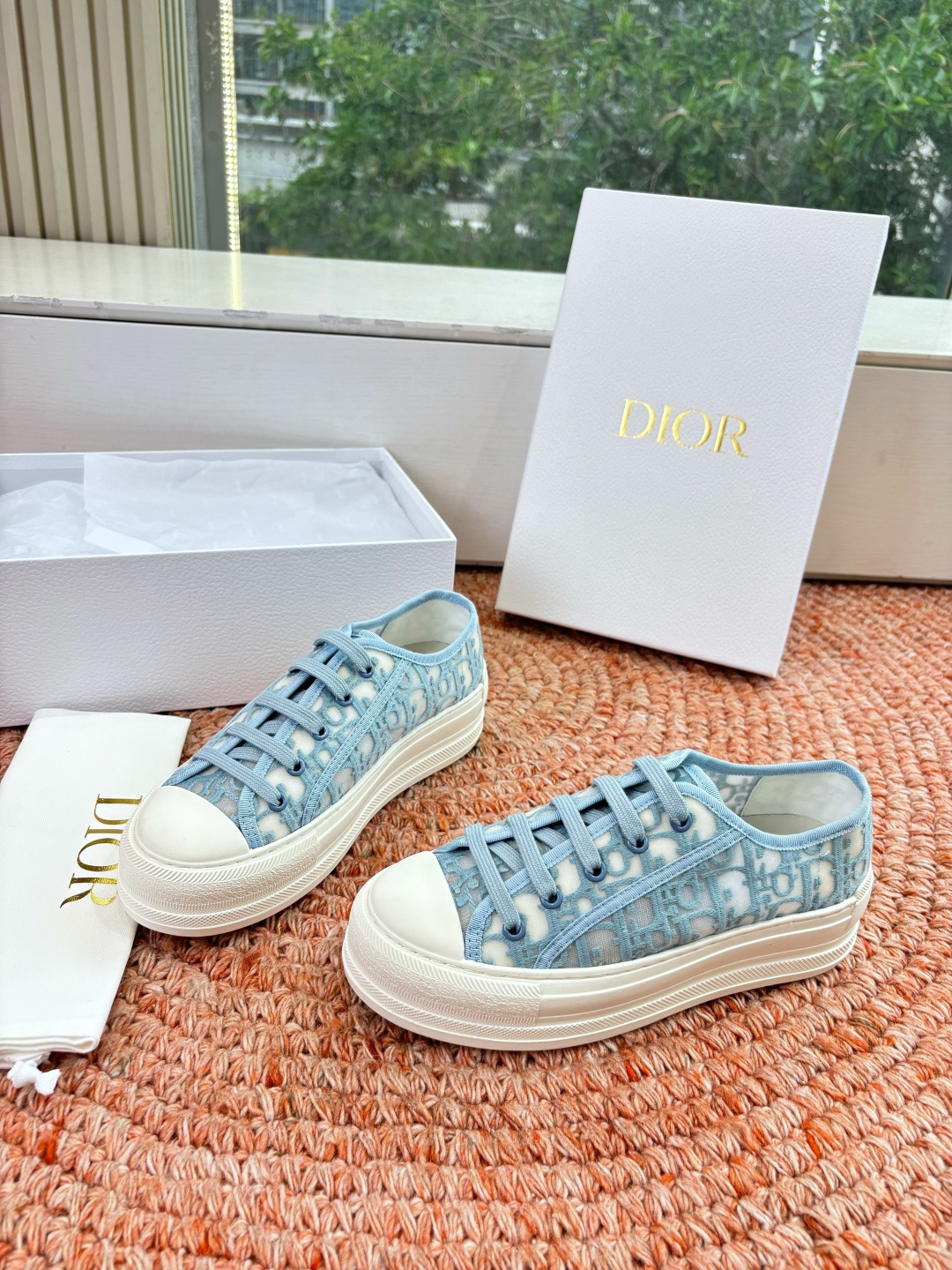 🌾代购级G0133C'est Dior 迪奥 新色休闲运动鞋‘以牛皮革刺绣五角星设计轻盈透气。侧边的CD