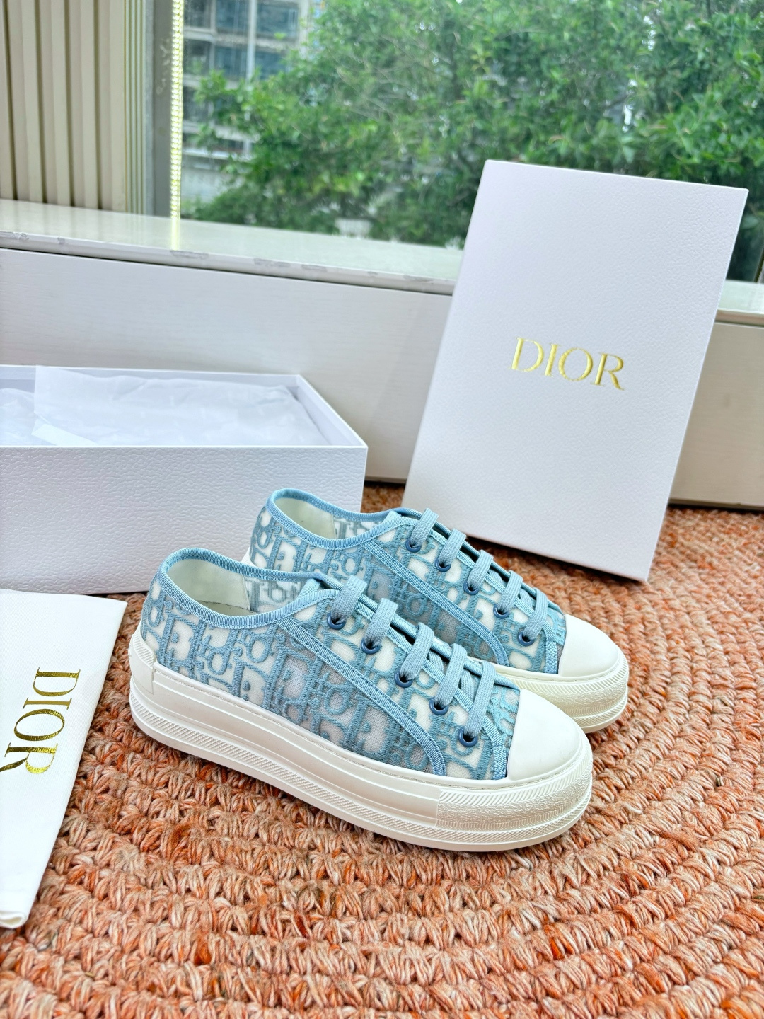 🌾代购级G0133C'est Dior 迪奥 新色休闲运动鞋‘以牛皮革刺绣五角星设计轻盈透气。侧边的CD