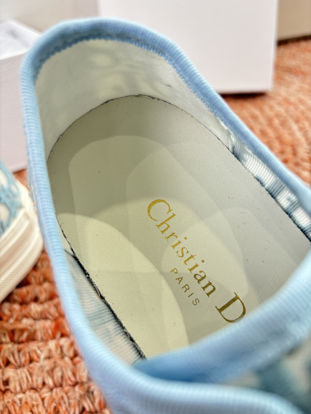 🌾代购级G0133C'est Dior 迪奥 新色休闲运动鞋‘以牛皮革刺绣五角星设计轻盈透气。侧边的CD