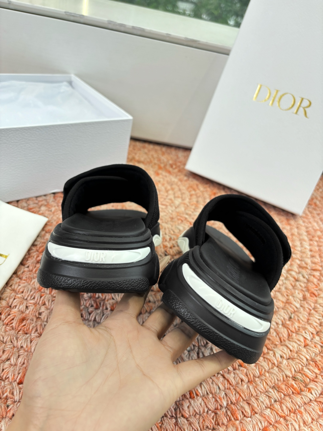 🌾代购级G133𝐃𝐢𝐎𝐑 #迪奥2026早春新款一眼就想要的一字带拖鞋凉鞋简单大方‘低调奢华！配上醒目的