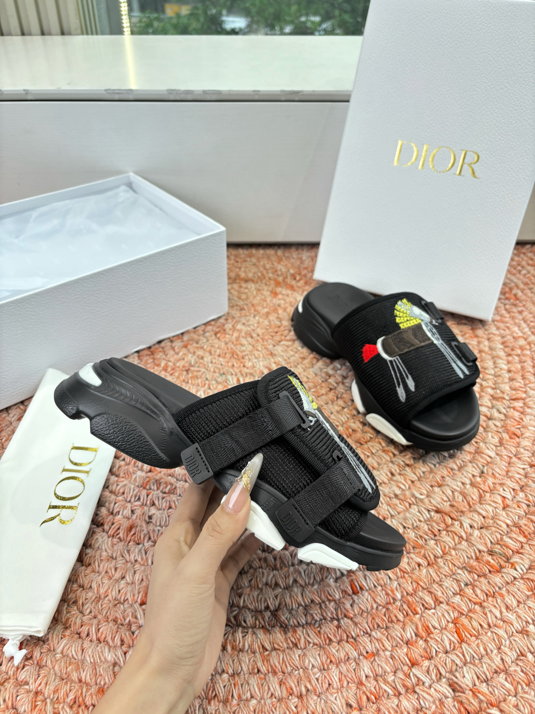 🌾代购级G133𝐃𝐢𝐎𝐑 #迪奥2026早春新款一眼就想要的一字带拖鞋凉鞋简单大方‘低调奢华！配上醒目的