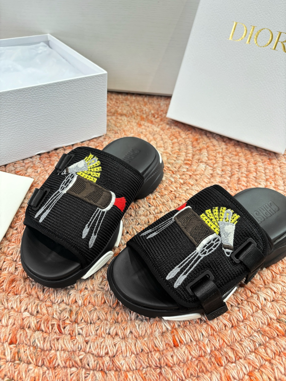 🌾代购级G133𝐃𝐢𝐎𝐑 #迪奥2026早春新款一眼就想要的一字带拖鞋凉鞋简单大方‘低调奢华！配上醒目的