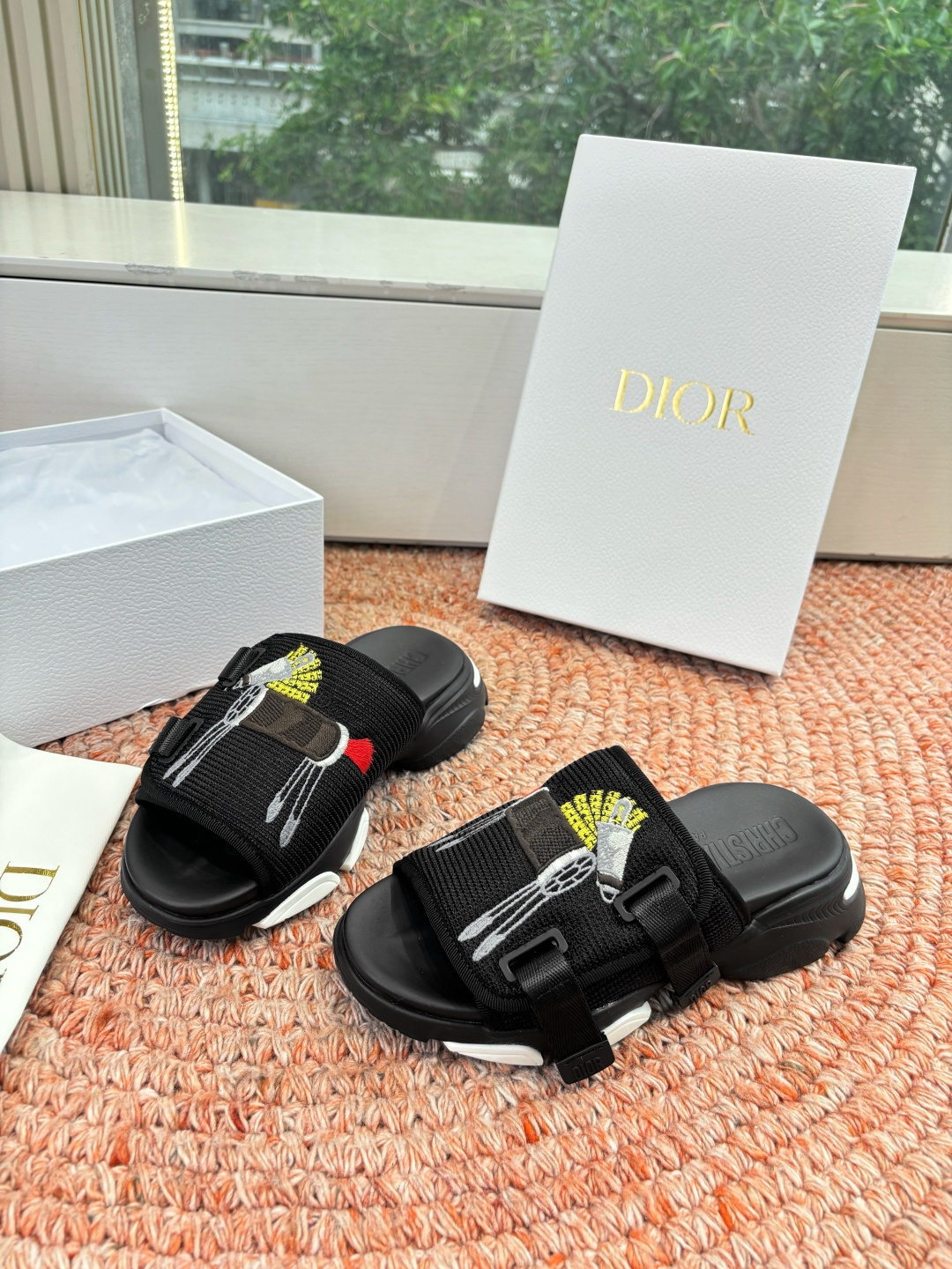 🌾代购级G133𝐃𝐢𝐎𝐑 #迪奥2026早春新款一眼就想要的一字带拖鞋凉鞋简单大方‘低调奢华！配上醒目的
