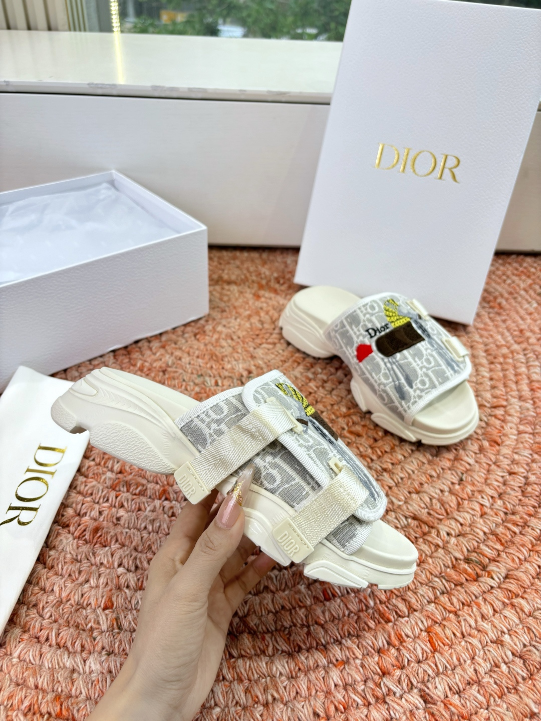 🌾代购级G133𝐃𝐢𝐎𝐑 #迪奥2026早春新款一眼就想要的一字带拖鞋凉鞋简单大方‘低调奢华！配上醒目的