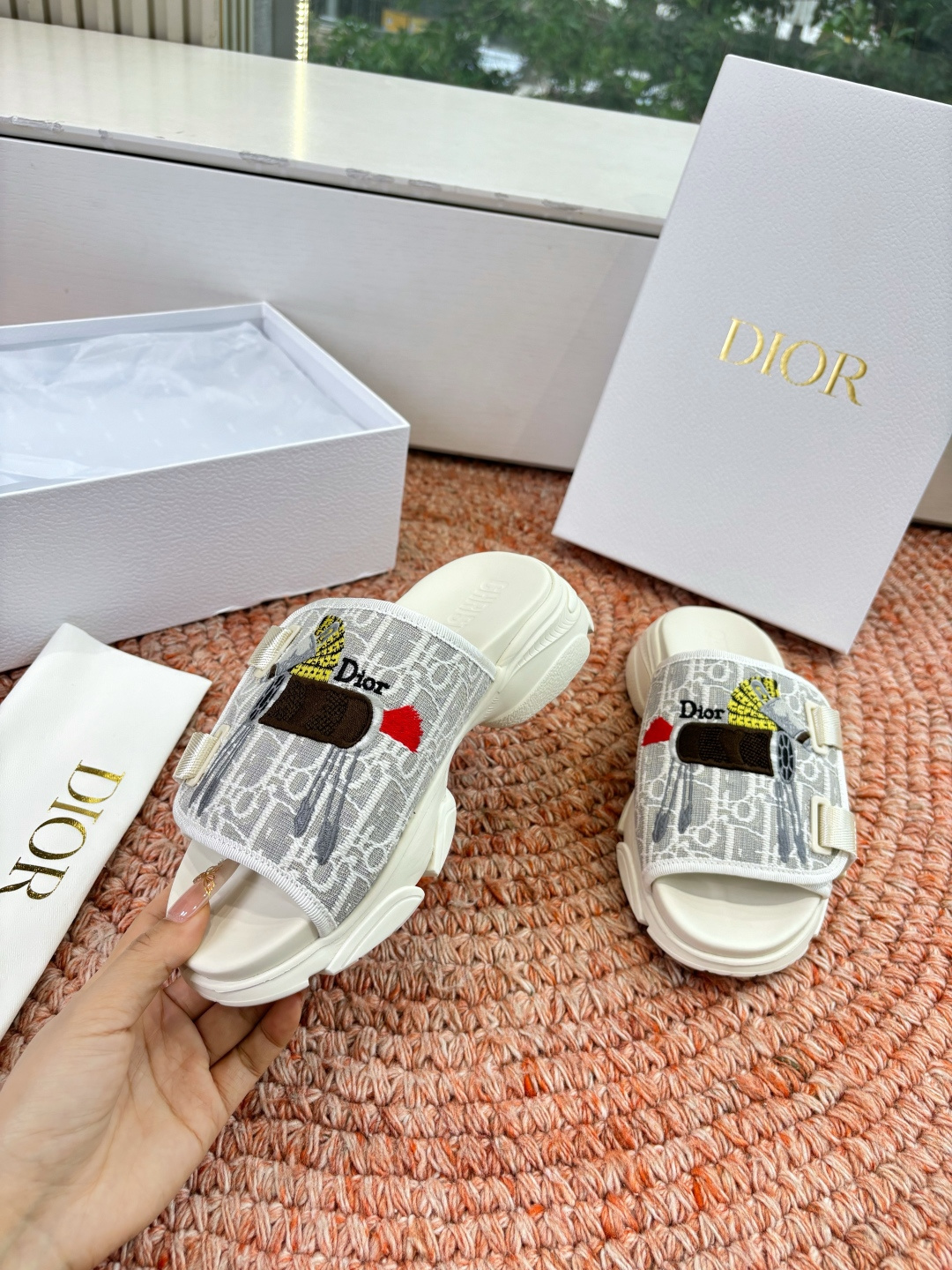 🌾代购级G133𝐃𝐢𝐎𝐑 #迪奥2026早春新款一眼就想要的一字带拖鞋凉鞋简单大方‘低调奢华！配上醒目的