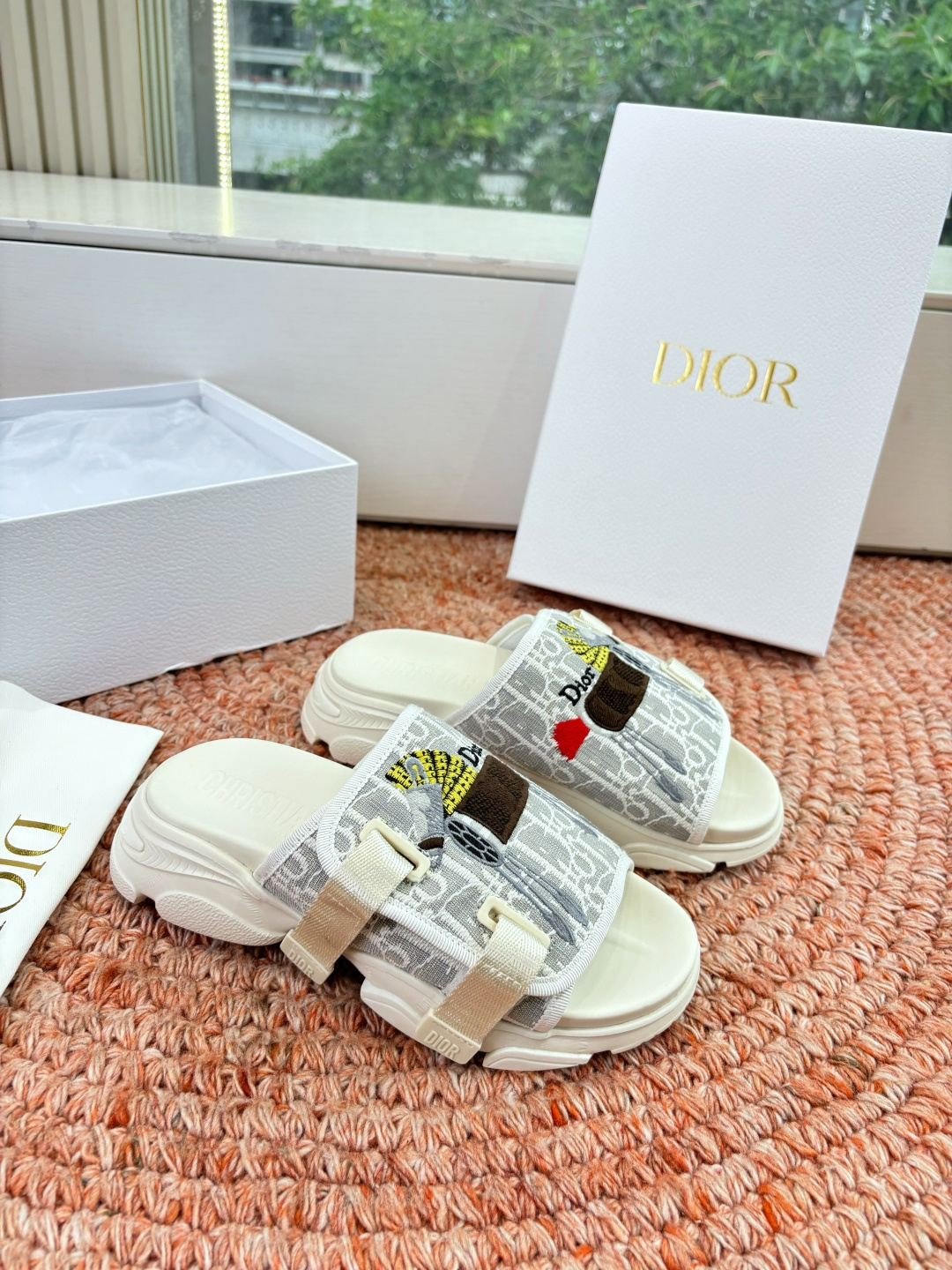🌾代购级G133𝐃𝐢𝐎𝐑 #迪奥2026早春新款一眼就想要的一字带拖鞋凉鞋简单大方‘低调奢华！配上醒目的