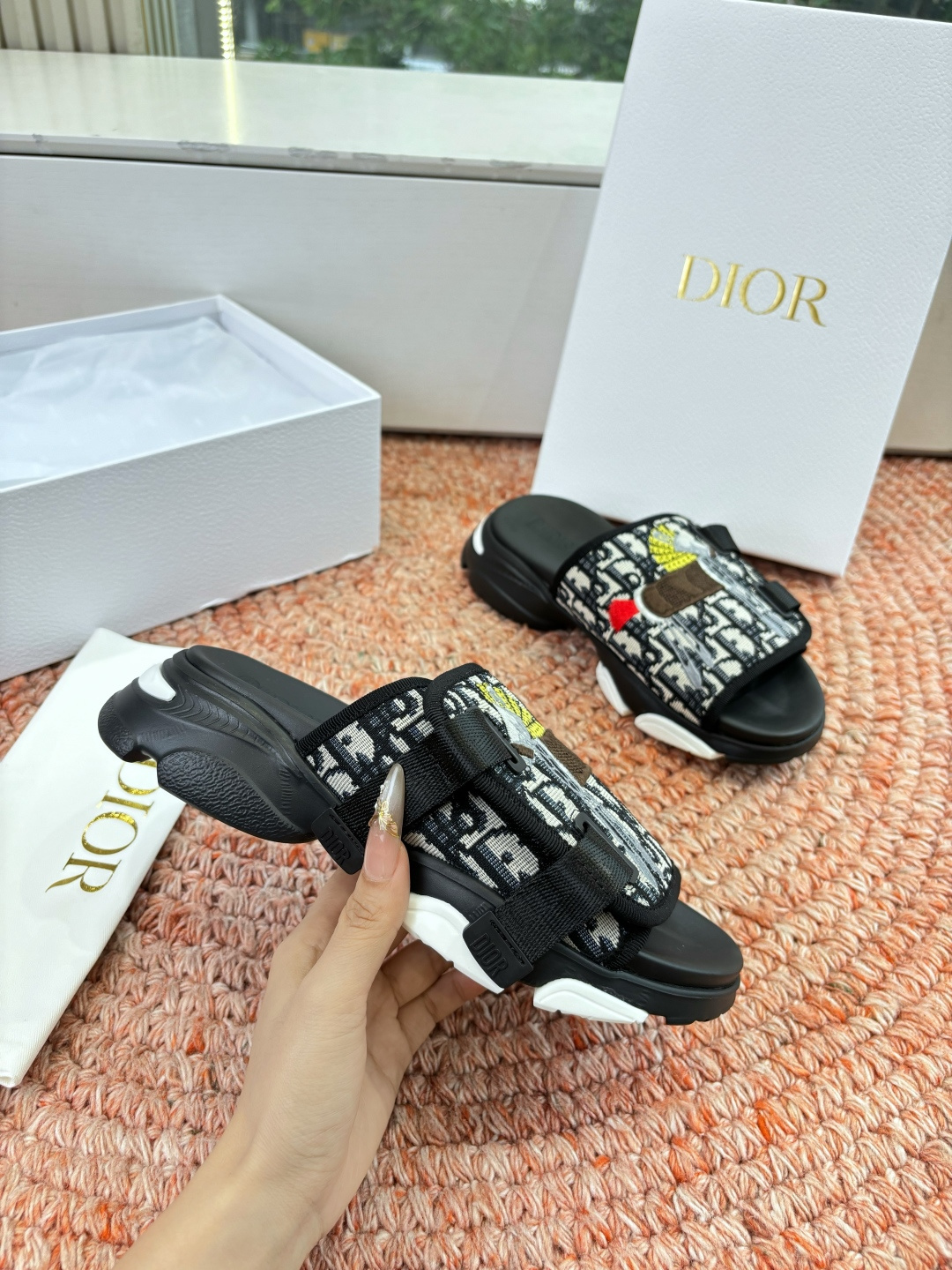 🌾代购级G133𝐃𝐢𝐎𝐑 #迪奥2026早春新款一眼就想要的一字带拖鞋凉鞋简单大方‘低调奢华！配上醒目的