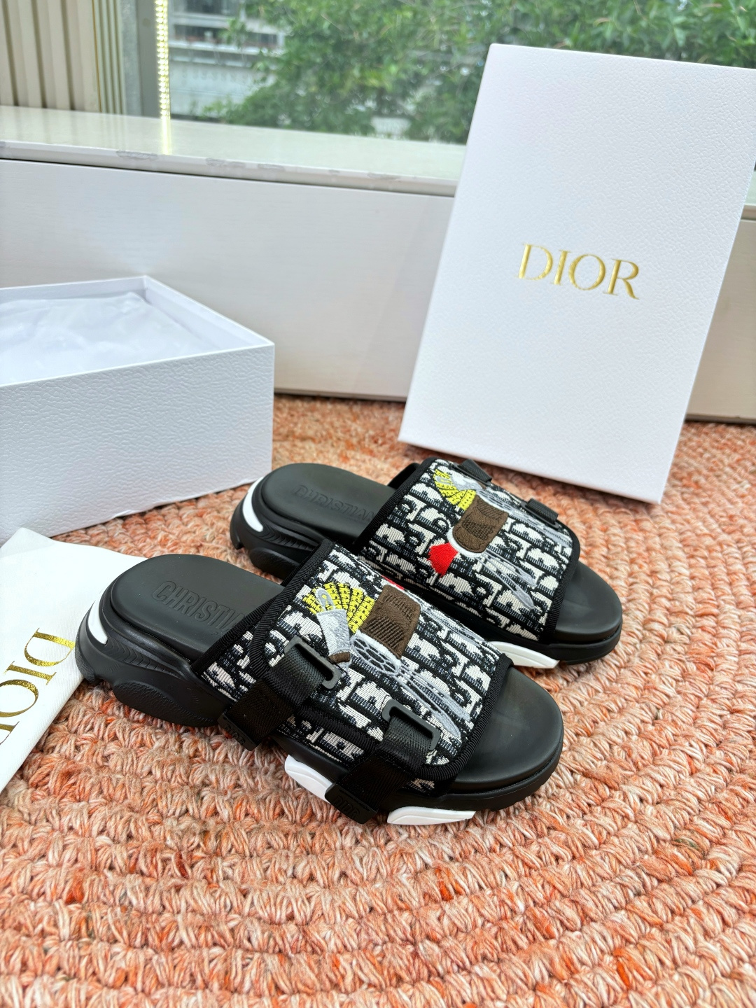 🌾代购级G133𝐃𝐢𝐎𝐑 #迪奥2026早春新款一眼就想要的一字带拖鞋凉鞋简单大方‘低调奢华！配上醒目的