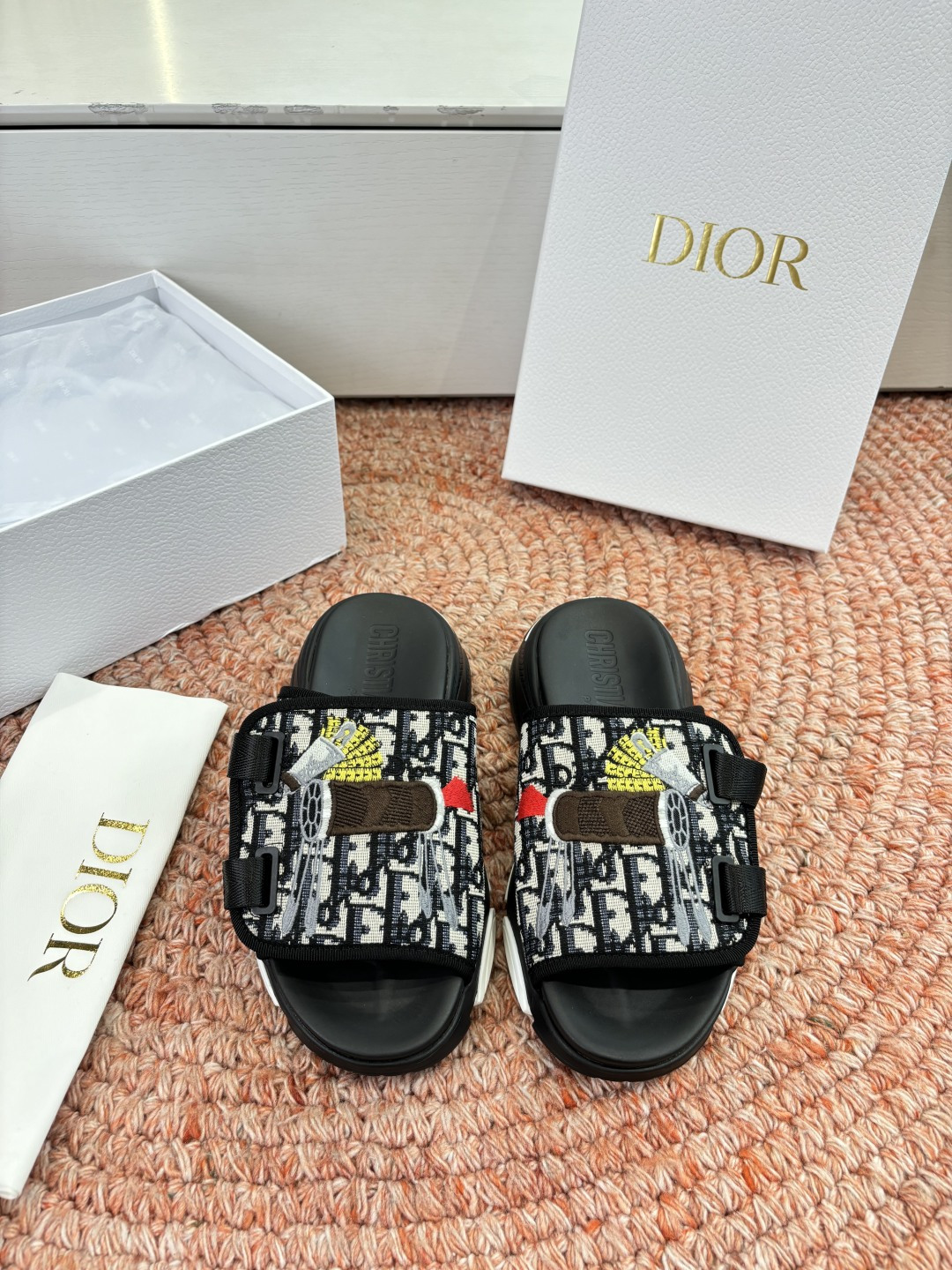 🌾代购级G133𝐃𝐢𝐎𝐑 #迪奥2026早春新款一眼就想要的一字带拖鞋凉鞋简单大方‘低调奢华！配上醒目的