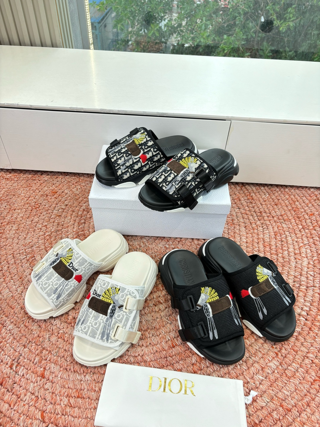 🌾代购级G133𝐃𝐢𝐎𝐑 #迪奥2026早春新款一眼就想要的一字带拖鞋凉鞋简单大方‘低调奢华！配上醒目的