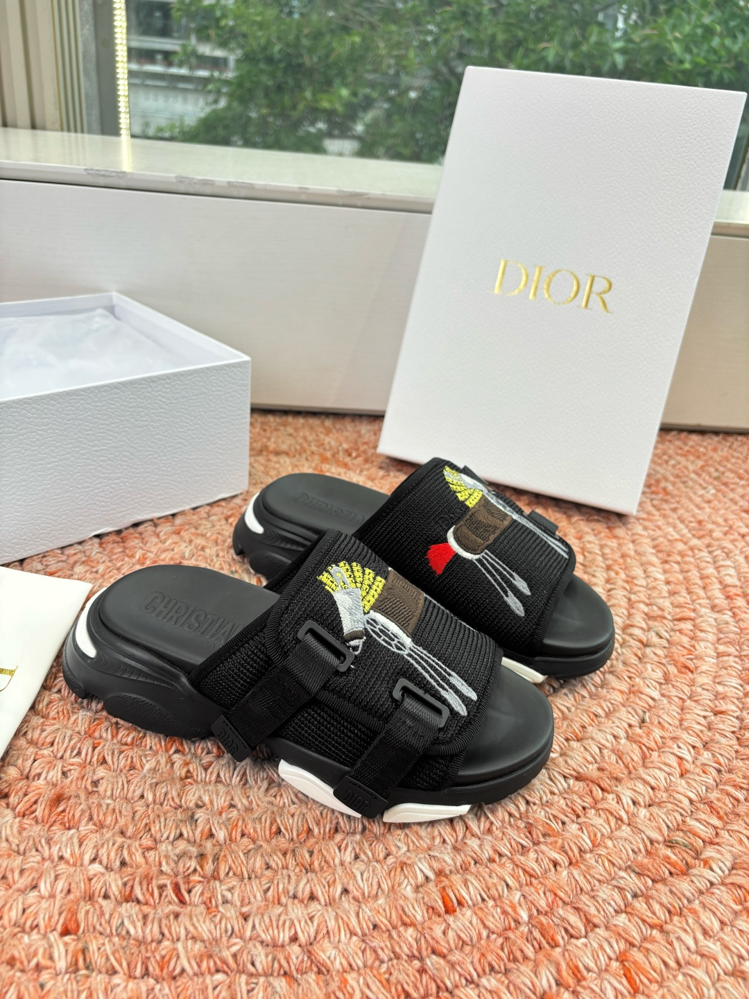 🌾代购级G133𝐃𝐢𝐎𝐑 #迪奥2026早春新款一眼就想要的一字带拖鞋凉鞋简单大方‘低调奢华！配上醒目的