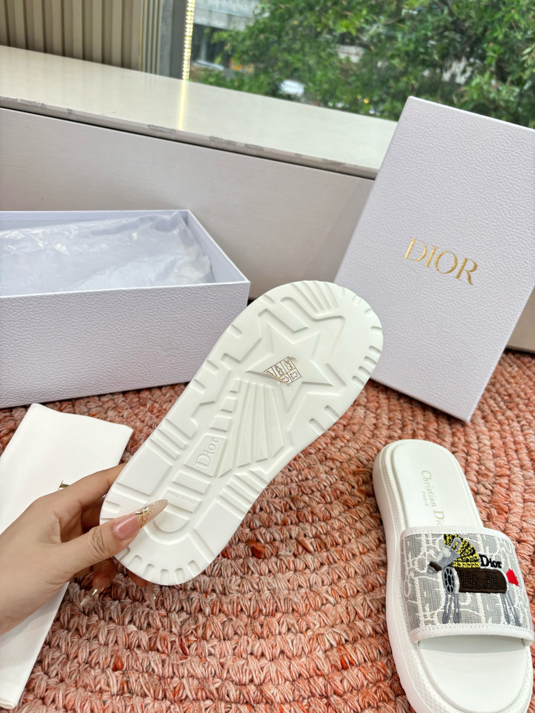 🌾代购级G133𝐃𝐢𝐎𝐑 #迪奥2026早春新款一眼就想要的一字带拖鞋凉鞋简单大方‘低调奢华！配上醒目的
