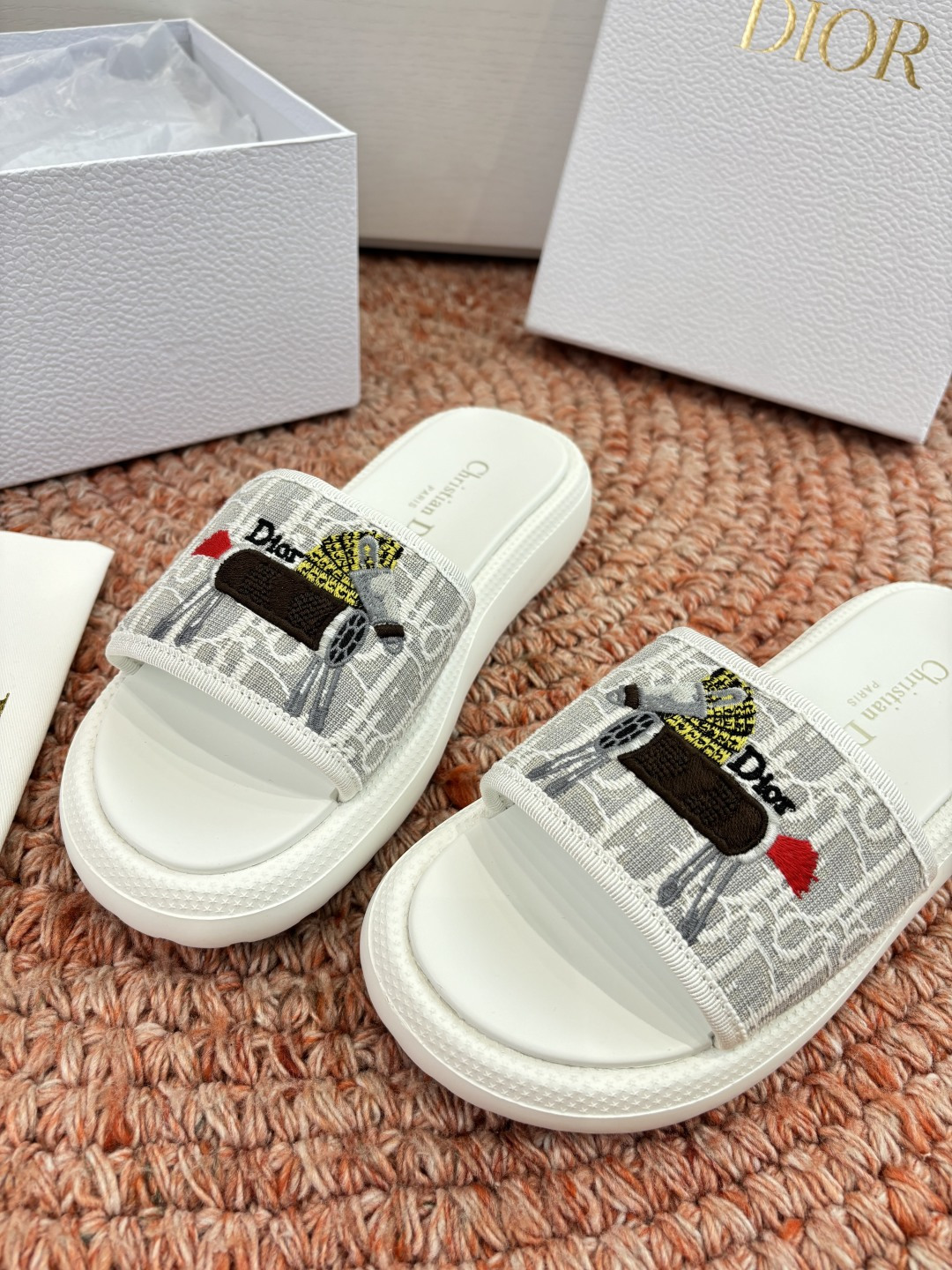 🌾代购级G133𝐃𝐢𝐎𝐑 #迪奥2026早春新款一眼就想要的一字带拖鞋凉鞋简单大方‘低调奢华！配上醒目的