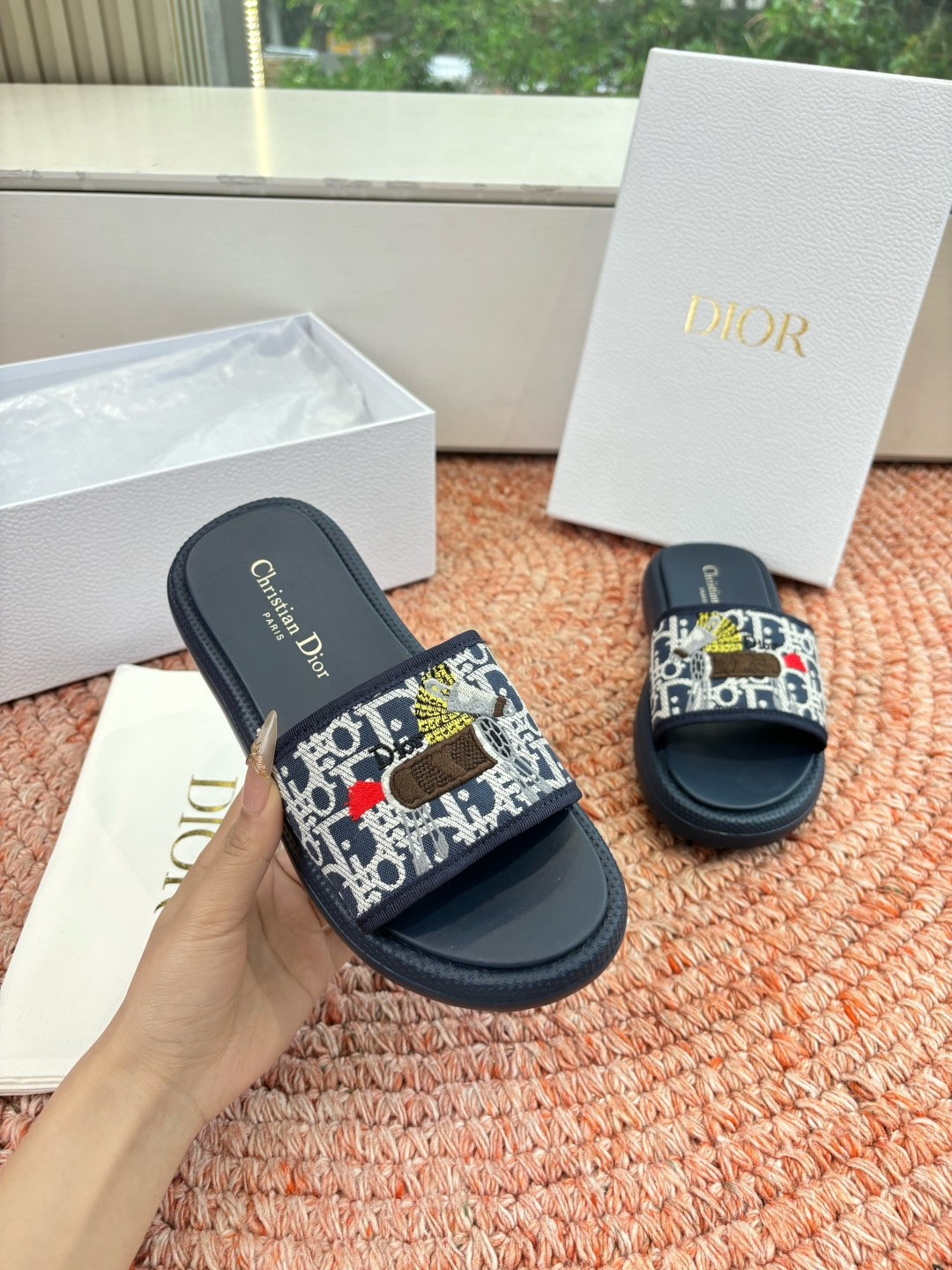🌾代购级G133𝐃𝐢𝐎𝐑 #迪奥2026早春新款一眼就想要的一字带拖鞋凉鞋简单大方‘低调奢华！配上醒目的
