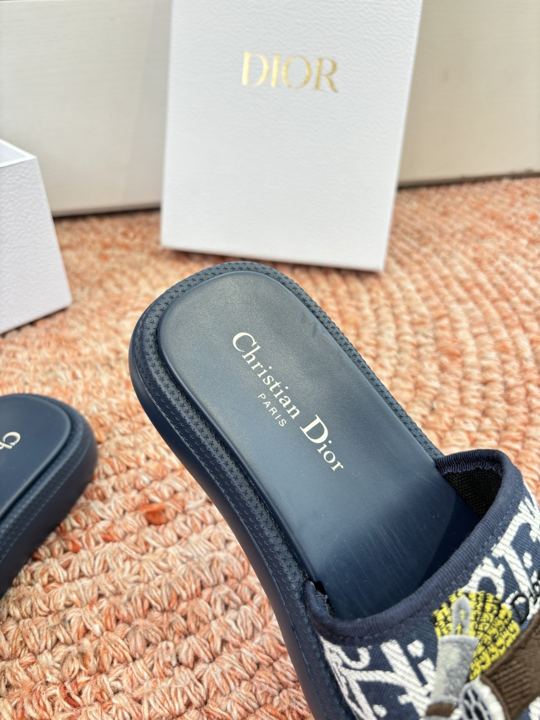 🌾代购级G133𝐃𝐢𝐎𝐑 #迪奥2026早春新款一眼就想要的一字带拖鞋凉鞋简单大方‘低调奢华！配上醒目的