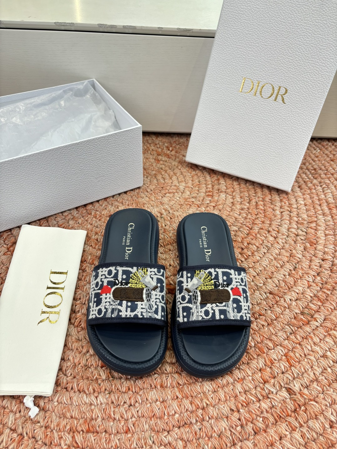 🌾代购级G133𝐃𝐢𝐎𝐑 #迪奥2026早春新款一眼就想要的一字带拖鞋凉鞋简单大方‘低调奢华！配上醒目的